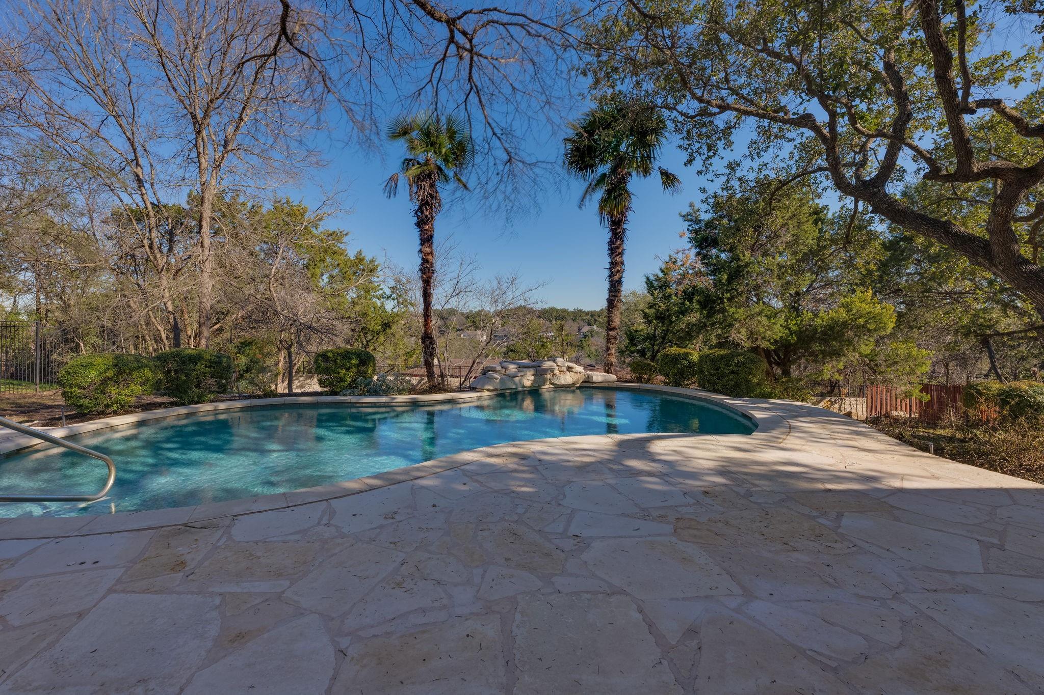 132 Lakeway DR — photo 4