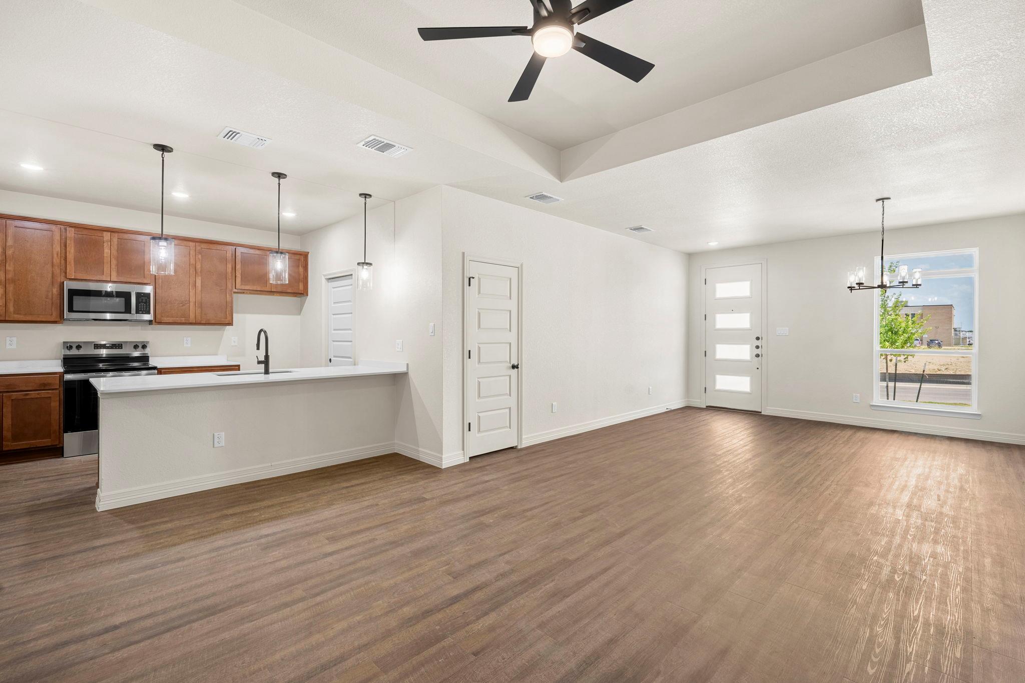 1303 Lone Pine WAY — photo 3
