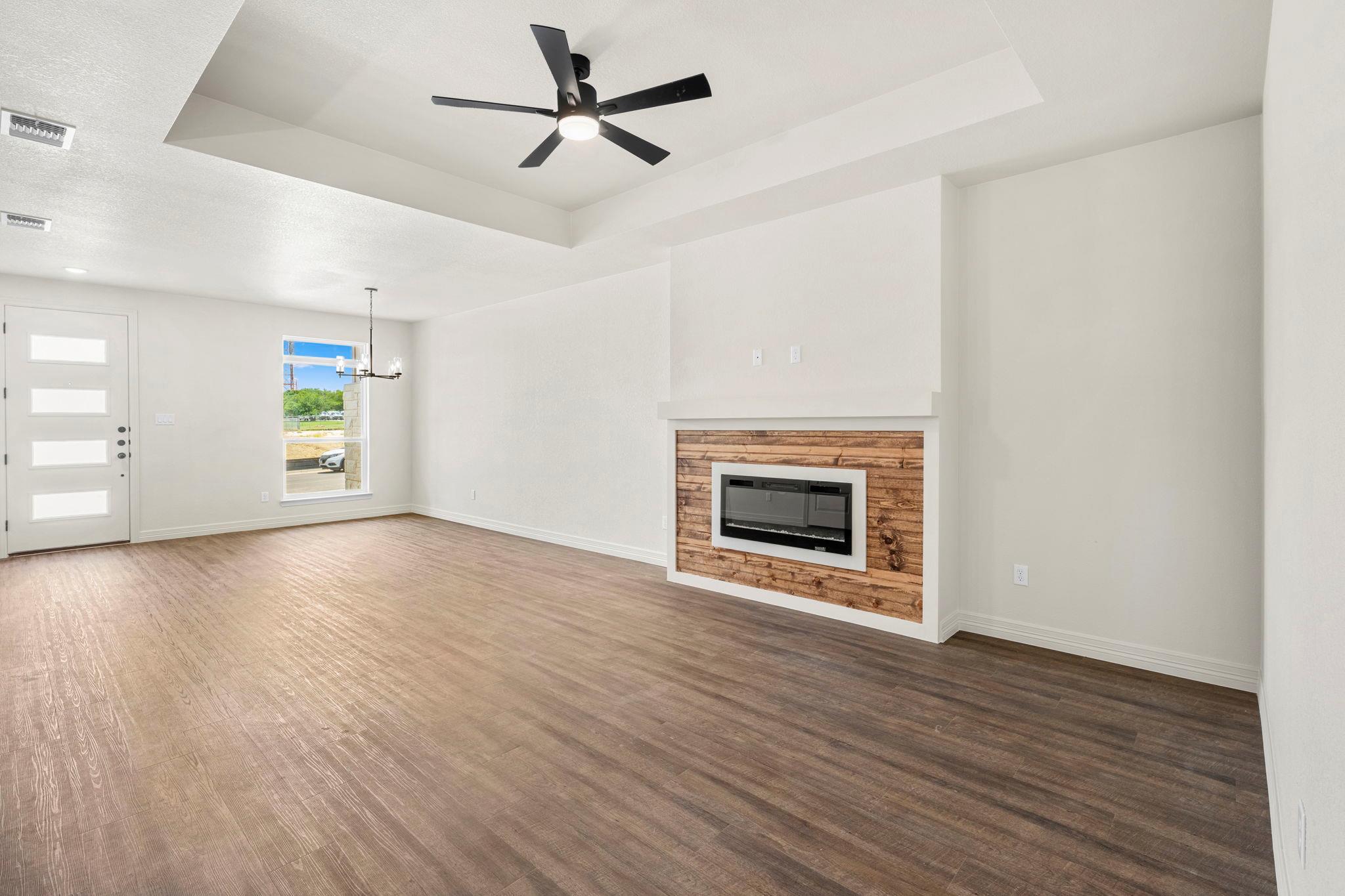 1303 Lone Pine WAY — photo 4