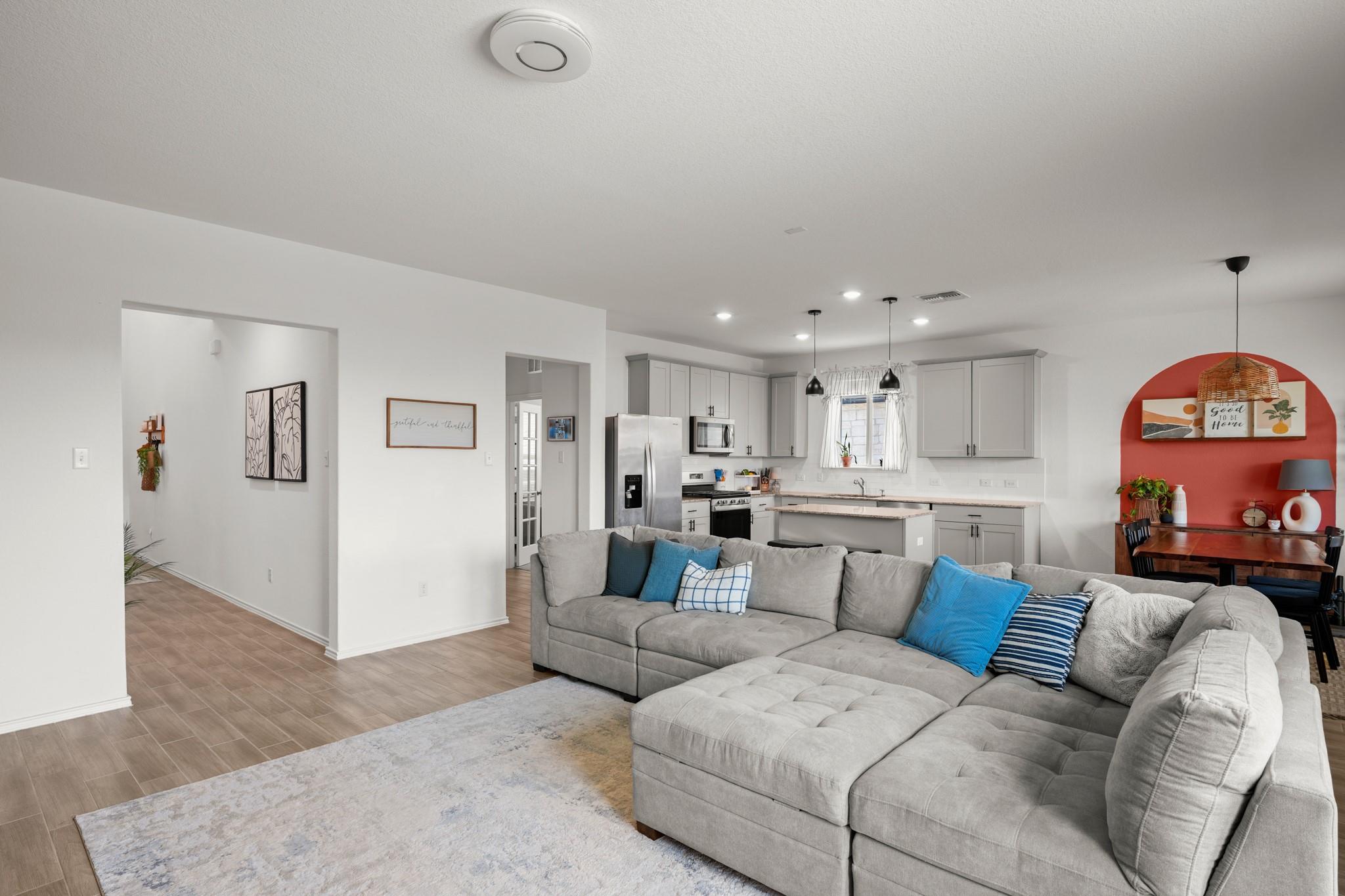 500 Pickrell LOOP — photo 3