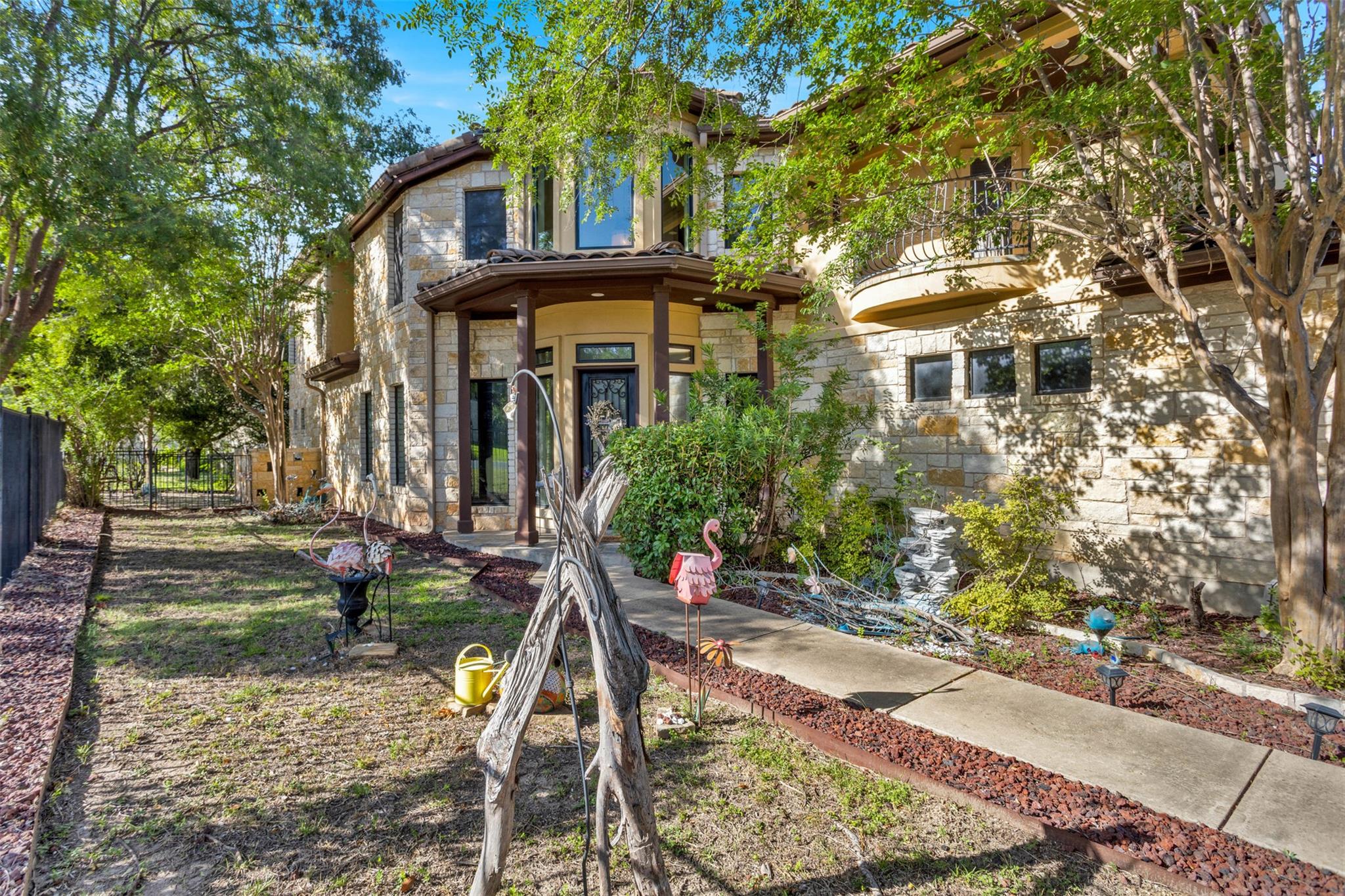 1 Treehaven LN