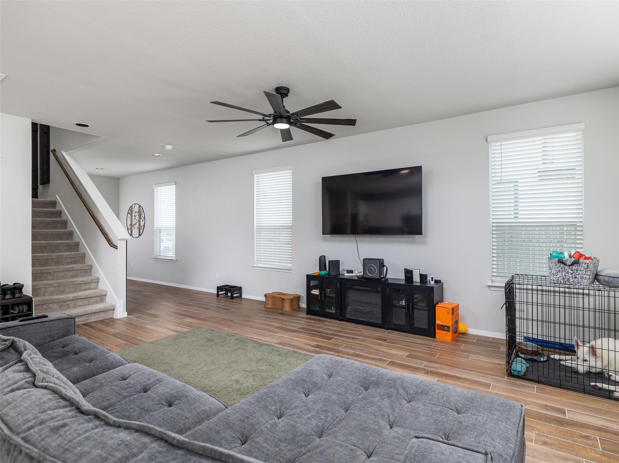 121 Graver ST — photo 4