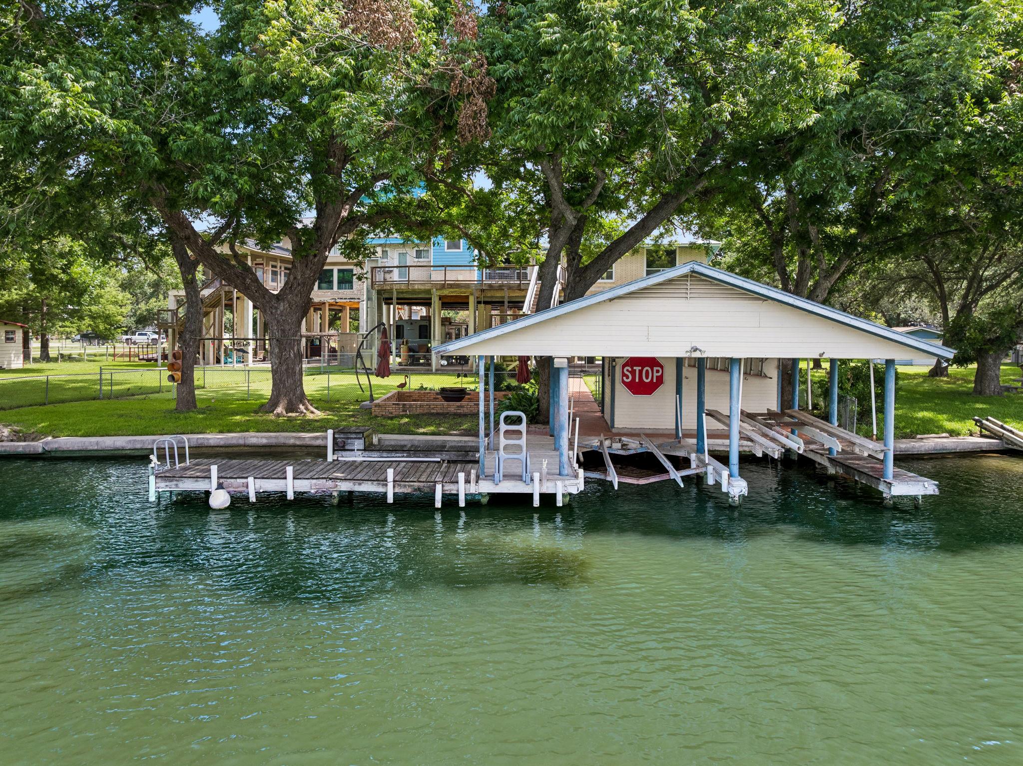 160 Lakeside DR