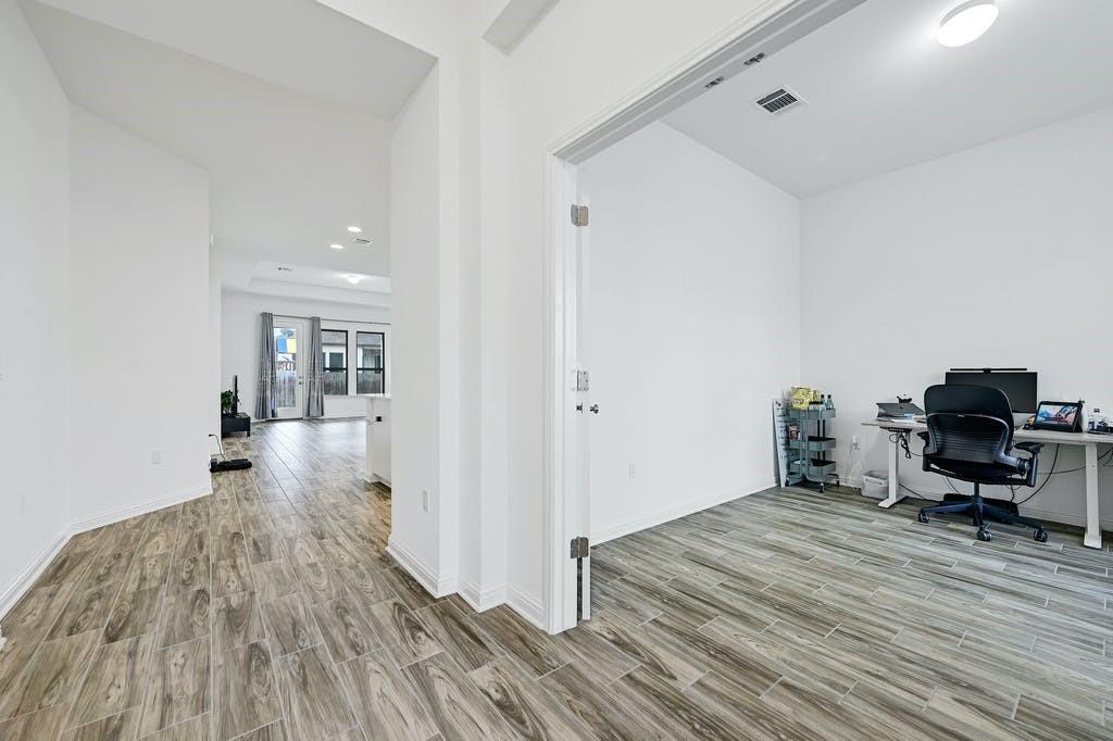 6725 Denia DR — photo 4