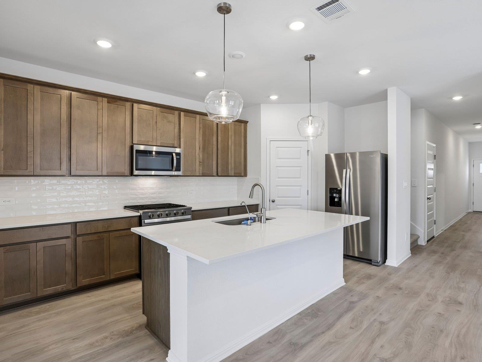 808 Loriner WAY — photo 4