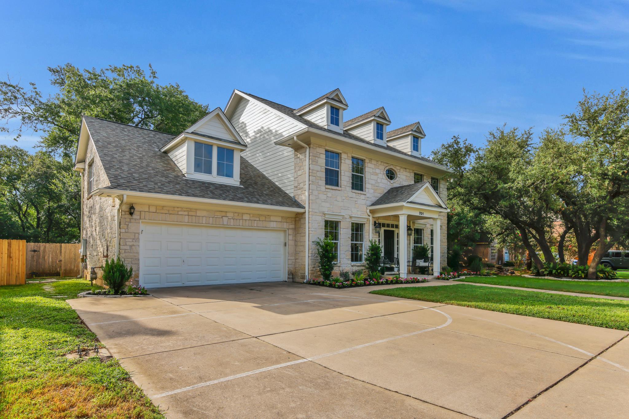 701 Oaklands DR — photo 3