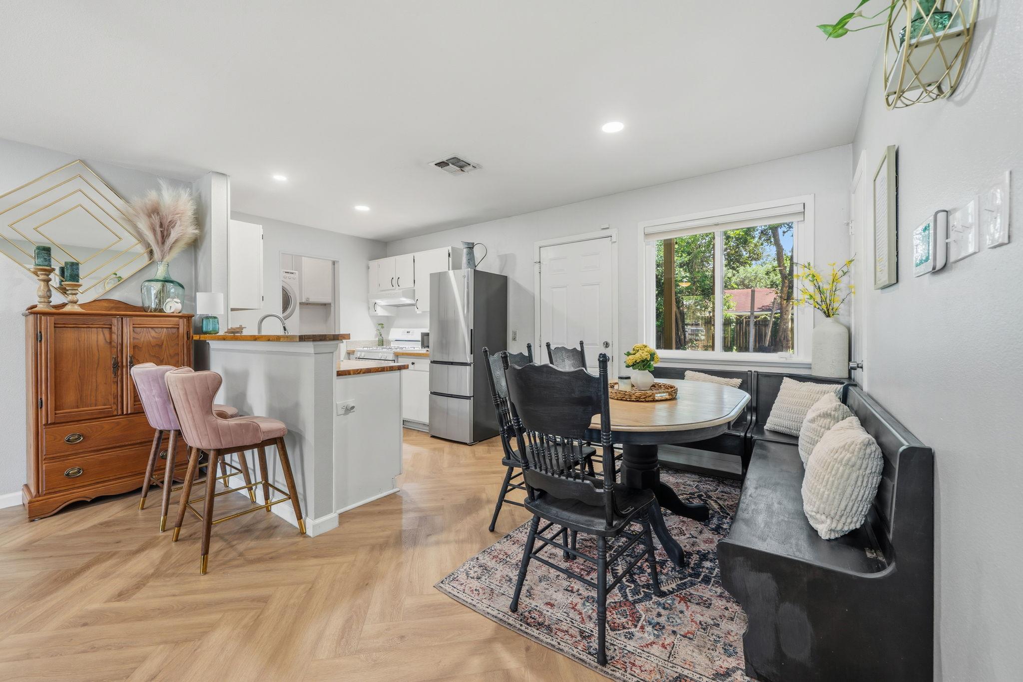 705 Dulwich ST — photo 4