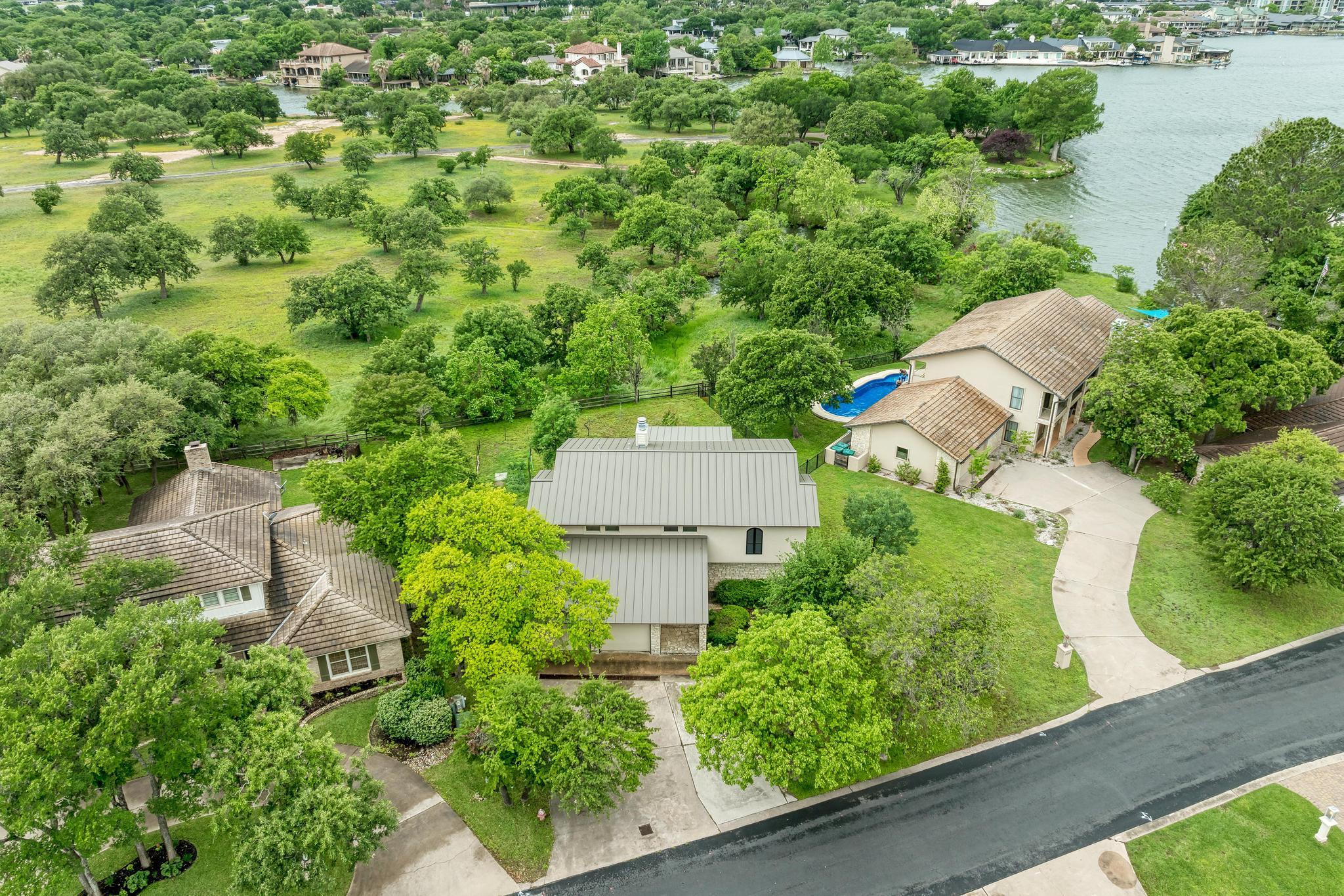 320 Lucy LN — photo 3