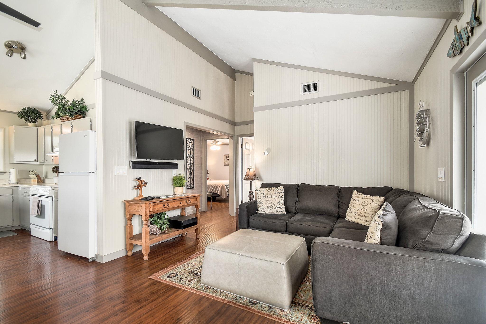2591 Lakeshore DR — photo 4