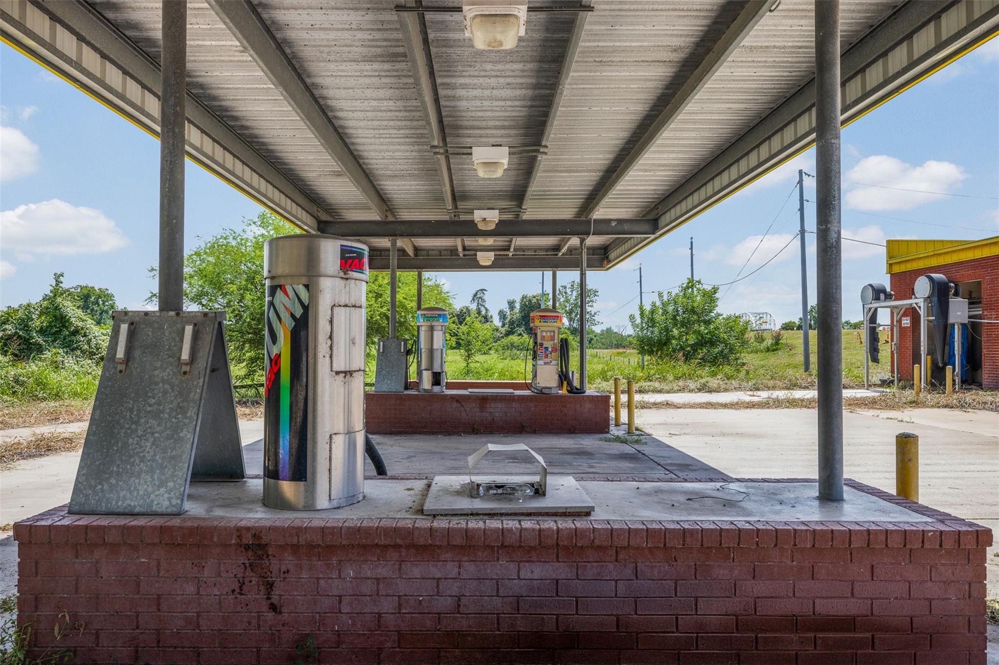621 Travis ST — photo 3