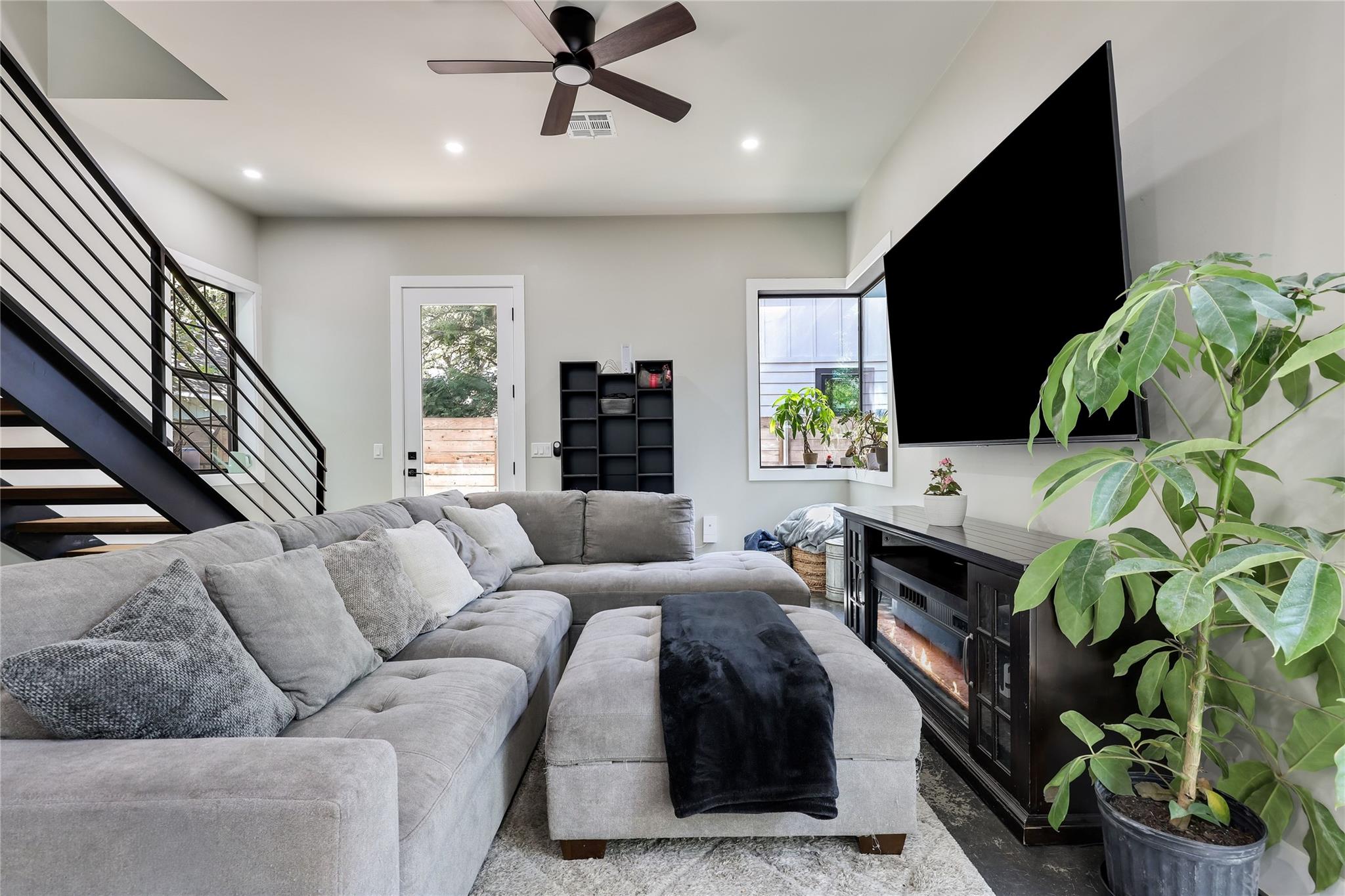 706 Valdez ST #2 — photo 3