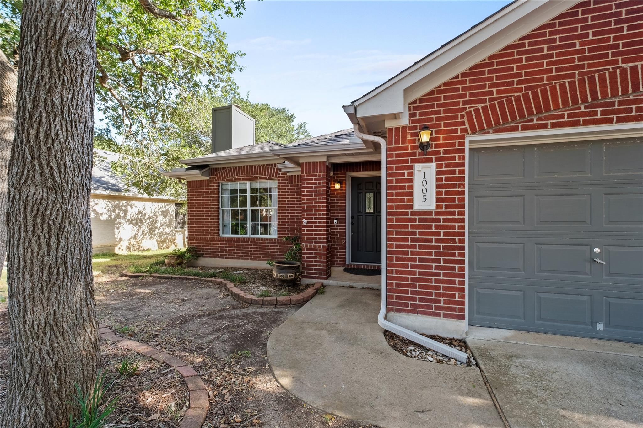 1005 Haleys Way DR — photo 3