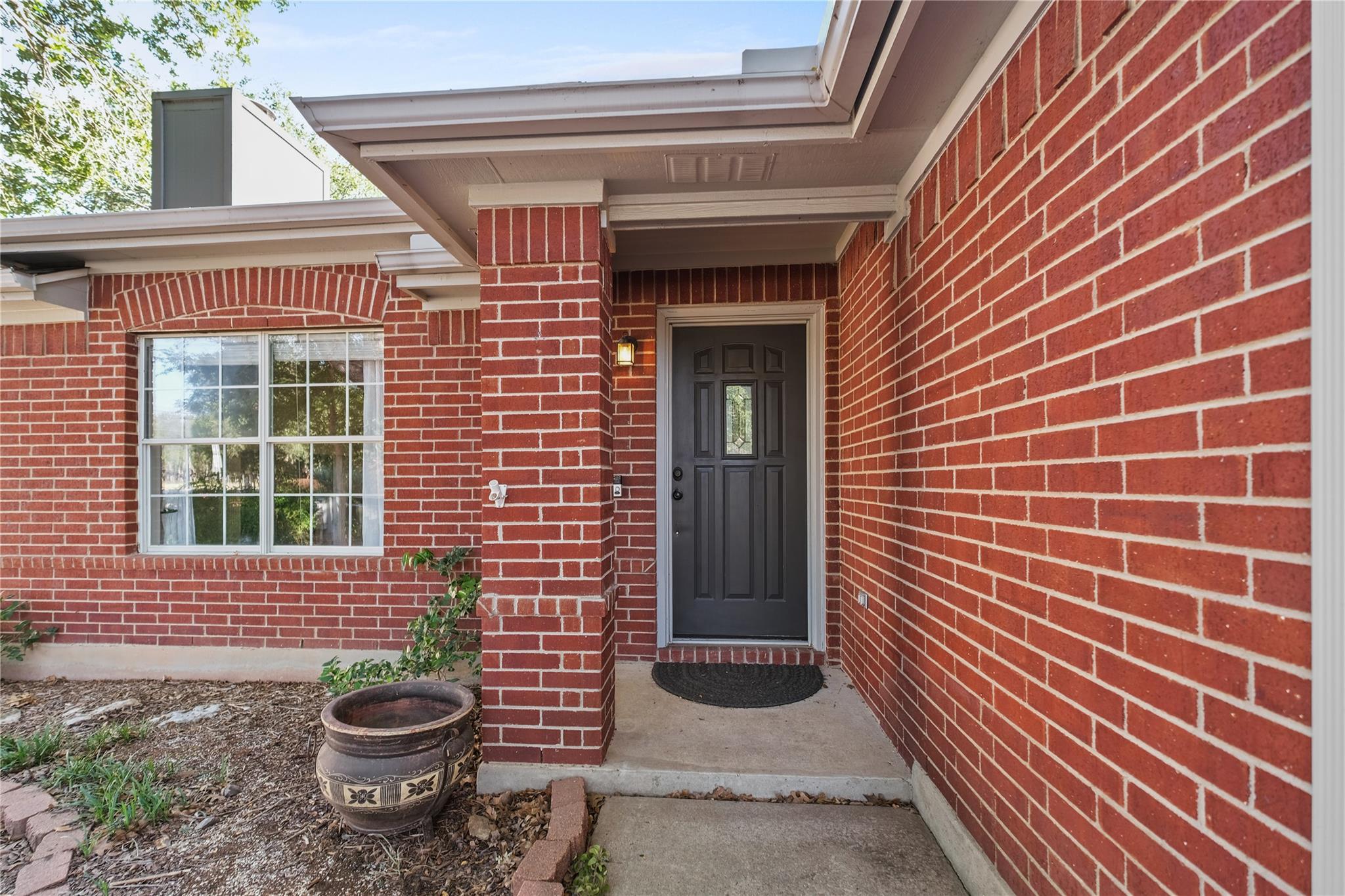 1005 Haleys Way DR — photo 4