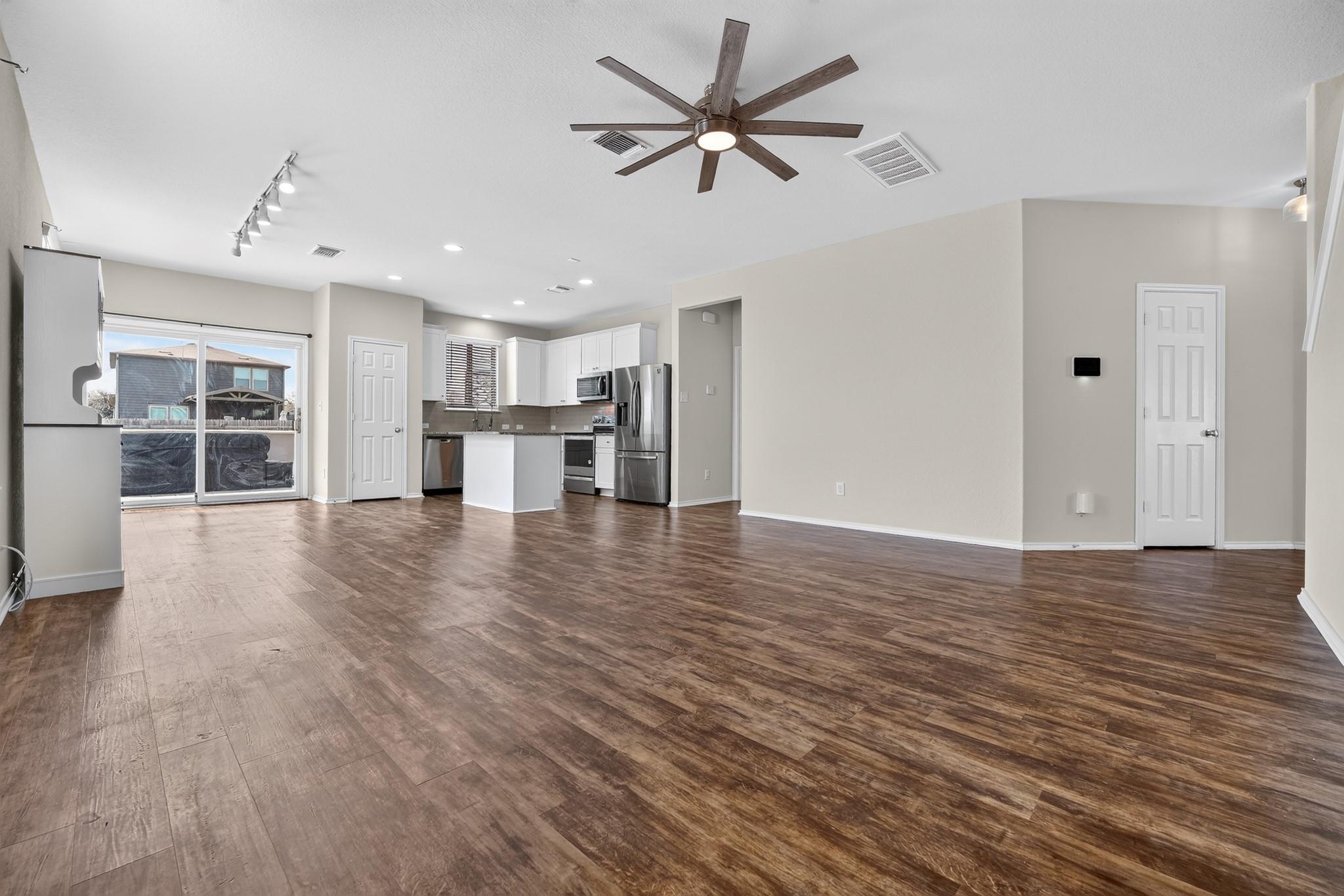 612 Sonterra BLVD — photo 4