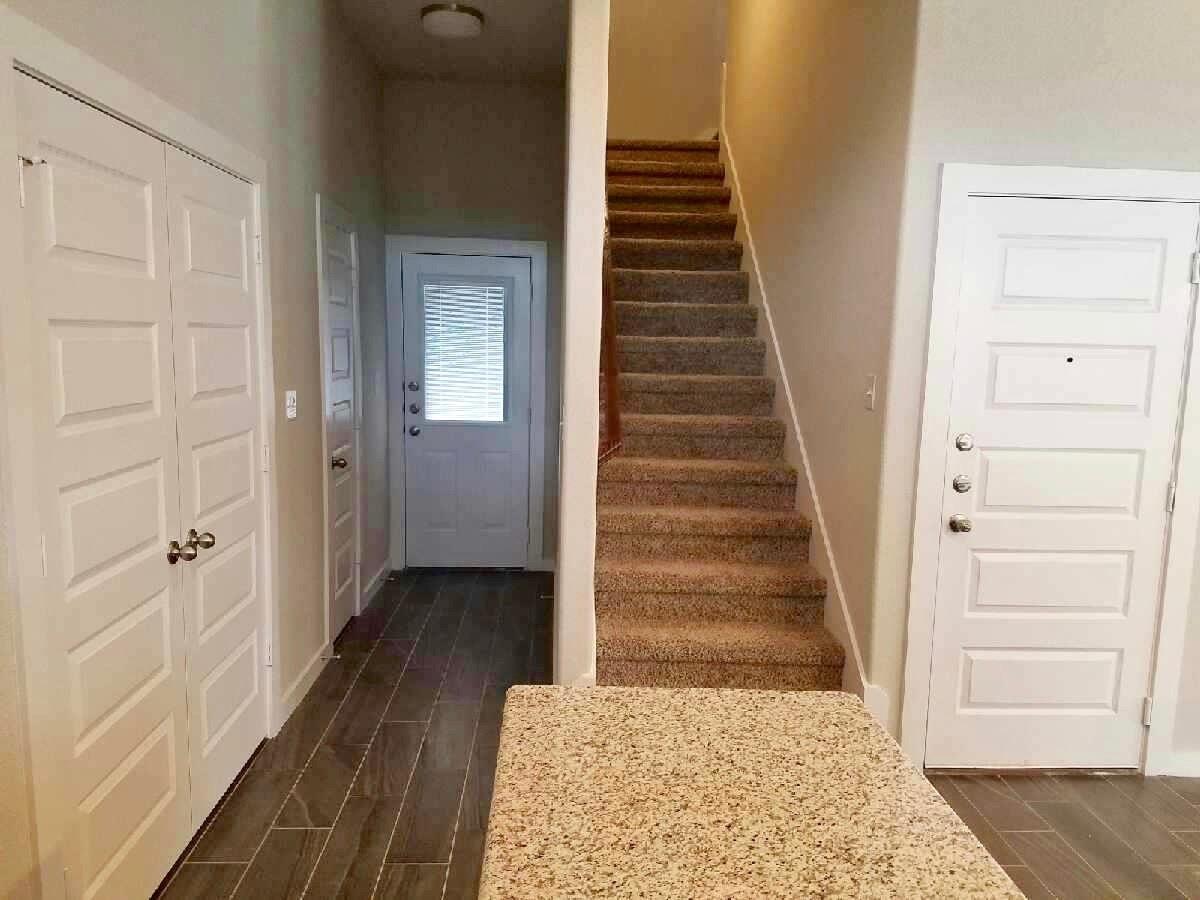 166 Lakeview CT — photo 4