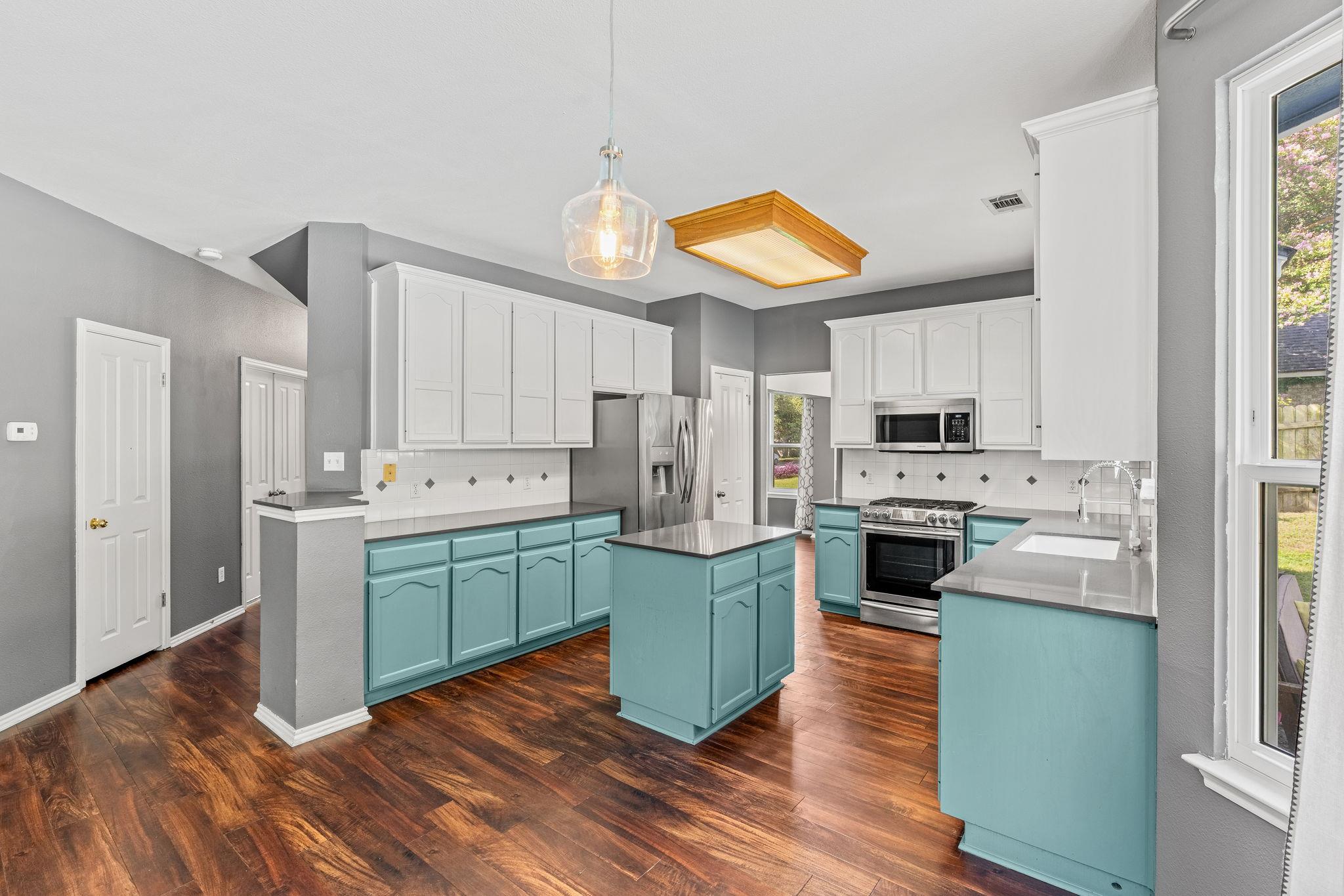 504 PLEASANT VALLEY DR — photo 4