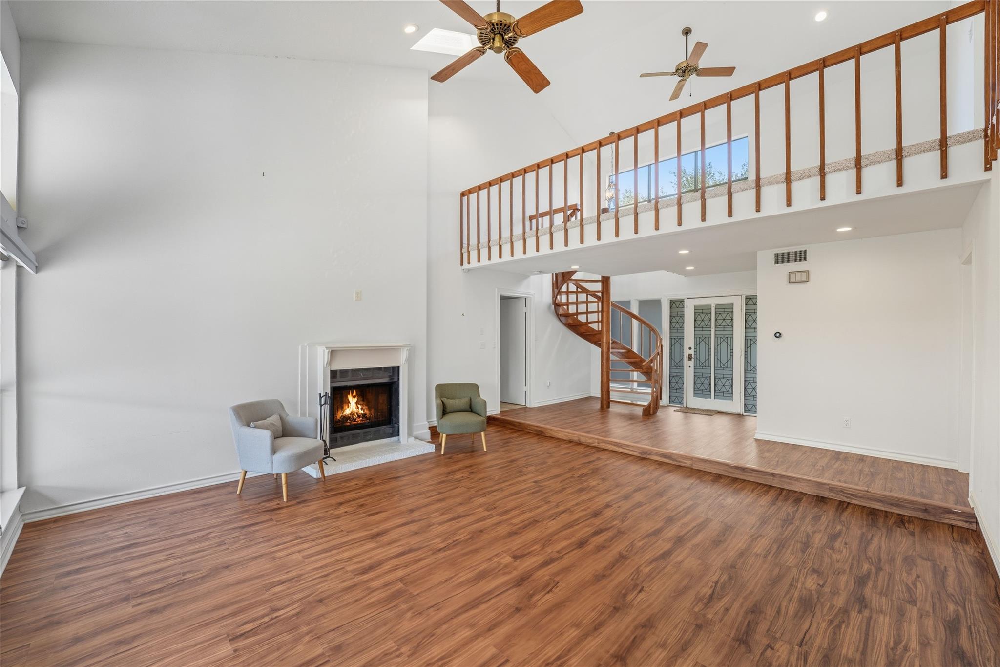 640 College ST — photo 4
