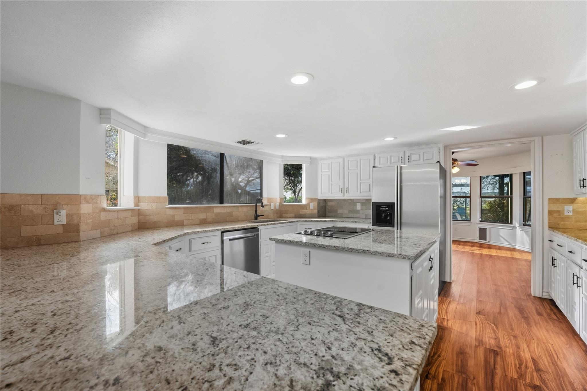640 College ST — photo 5