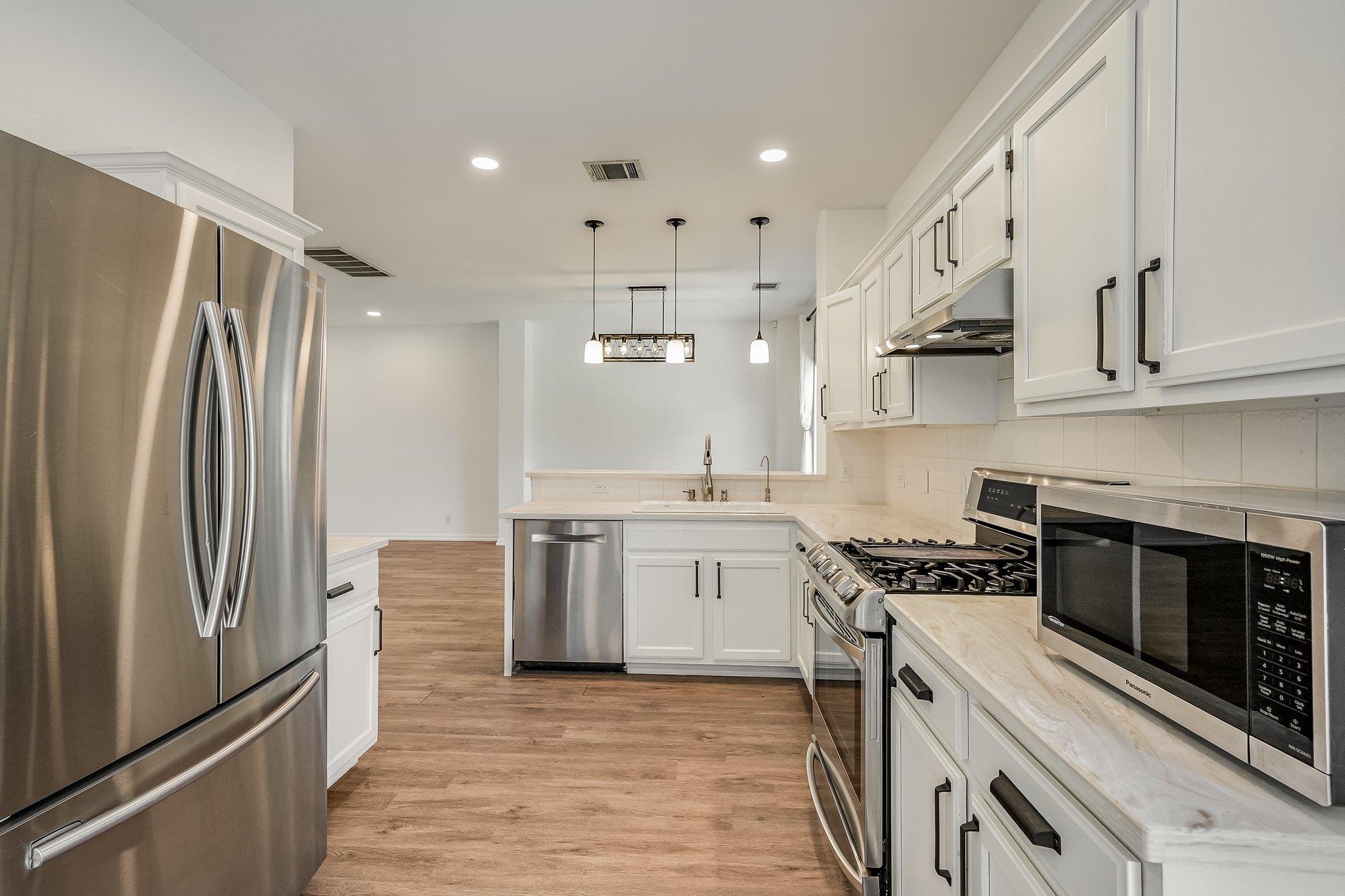 537 Roseberry ST — photo 4