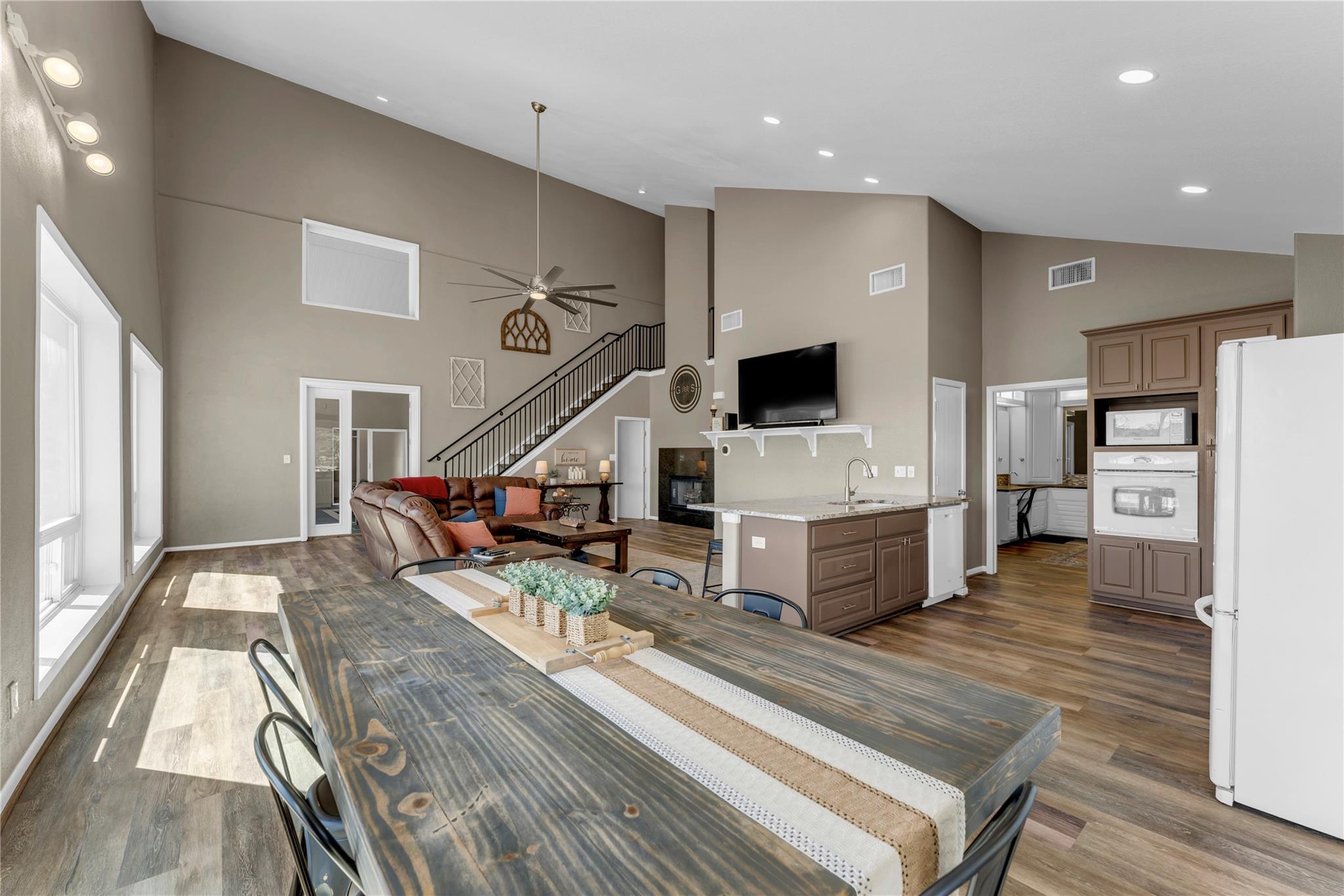 319 Meadowlakes DR — photo 4