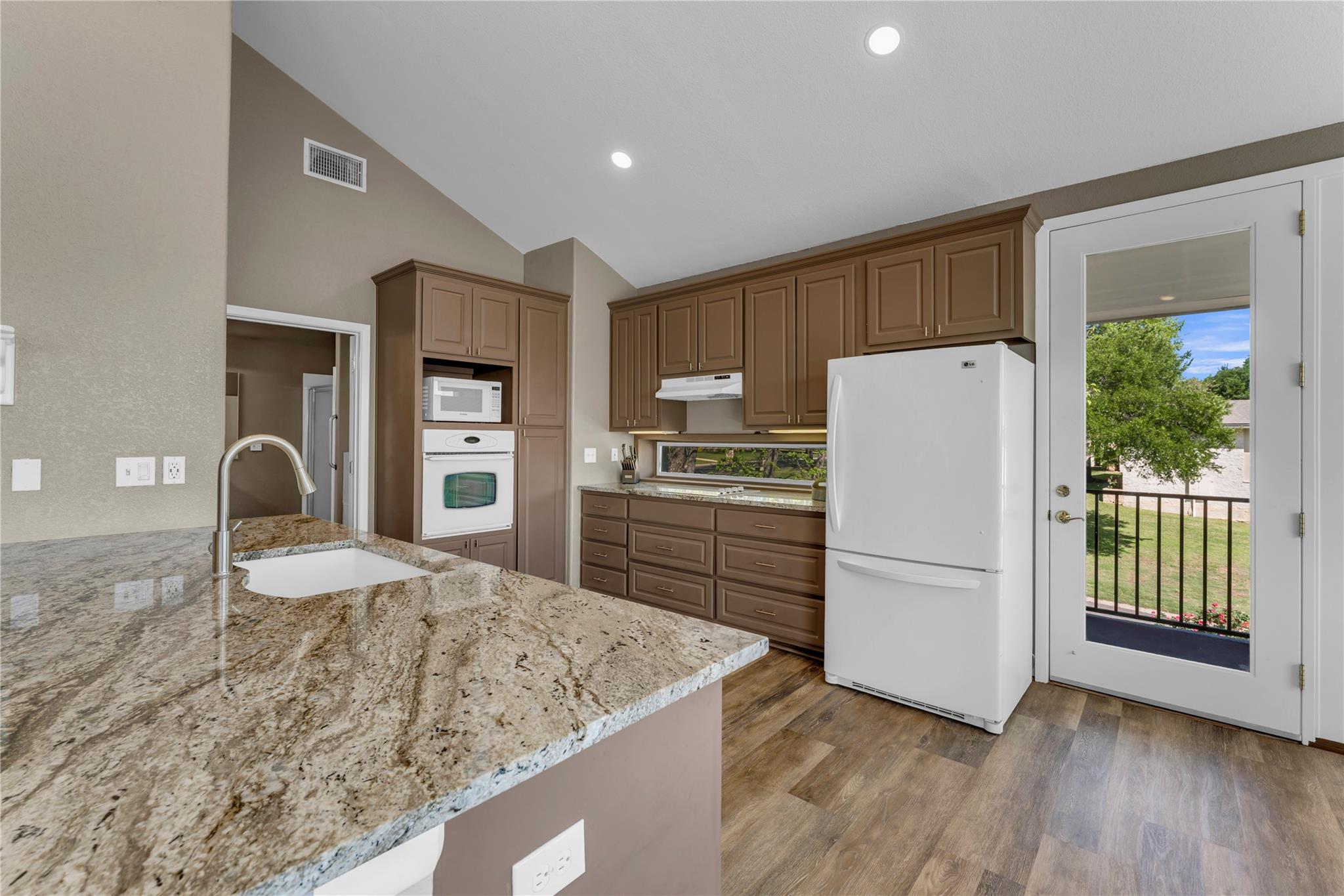 319 Meadowlakes DR — photo 5