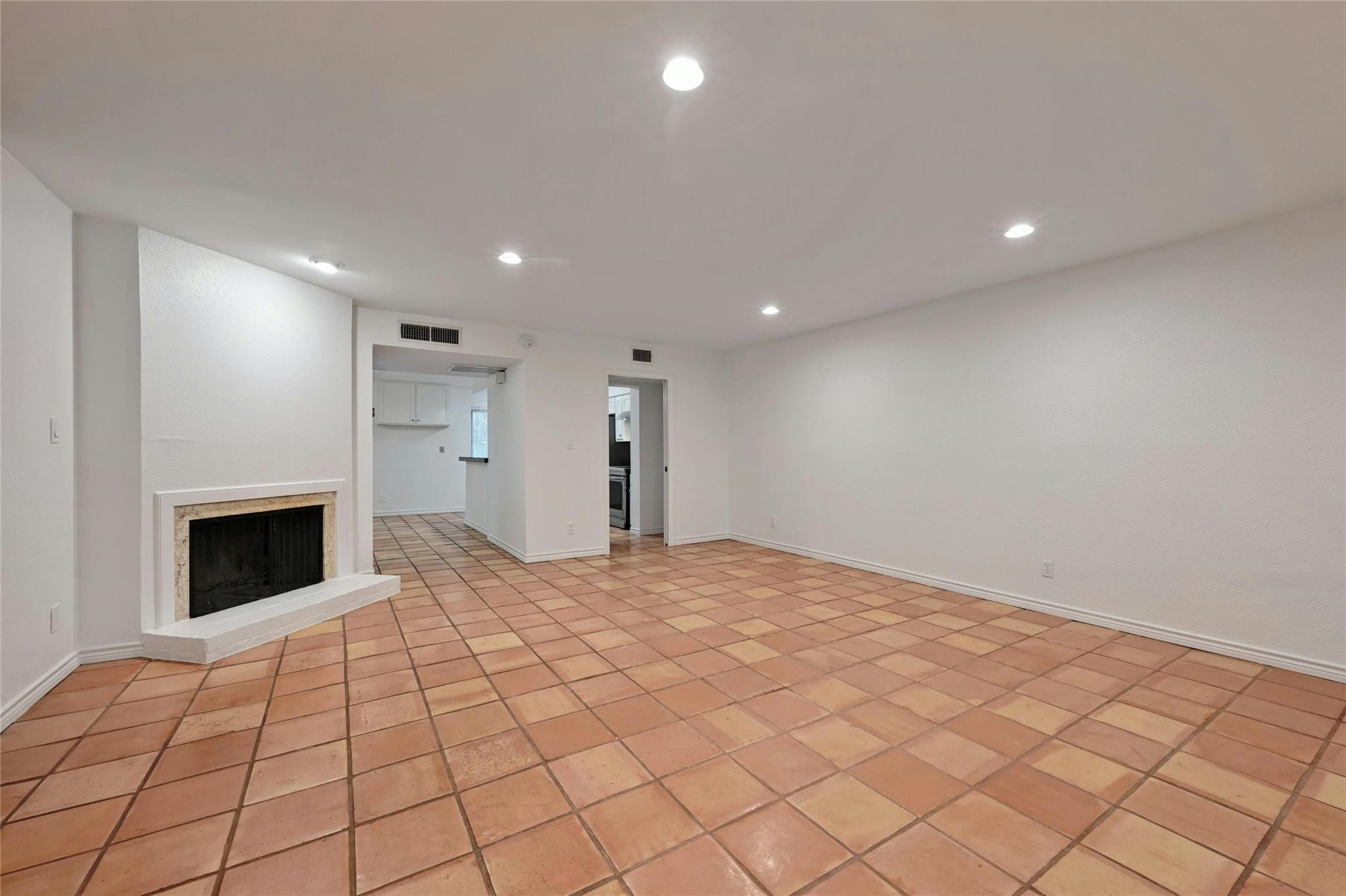 6637 Valleyside RD — photo 4