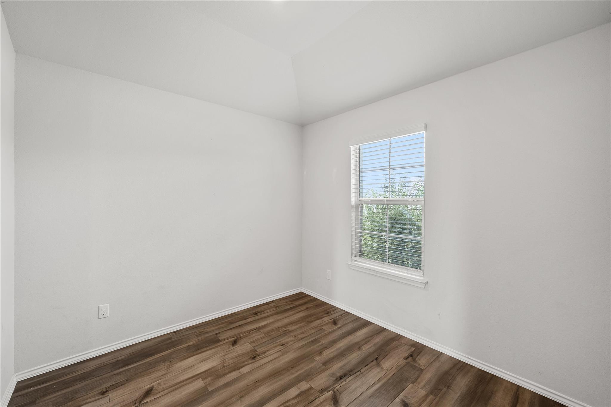1049 Velvet CT — photo 3