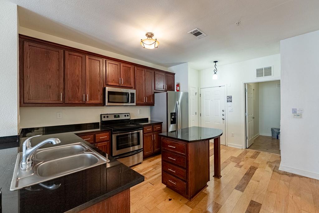 910 25th ST #504 — photo 3