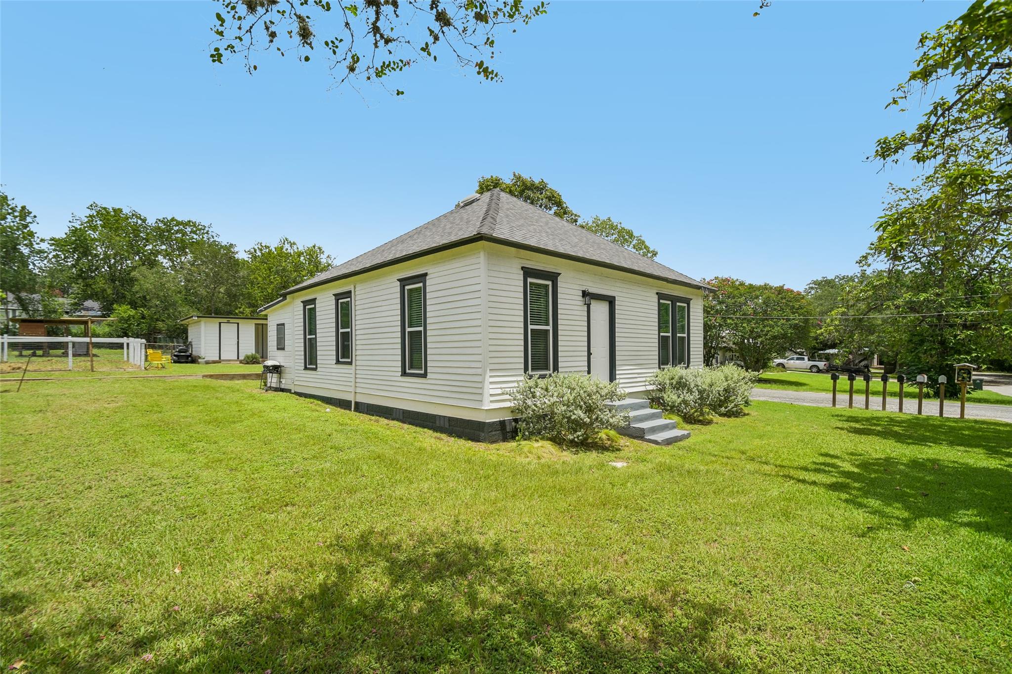 406 Live Oak ST — photo 3
