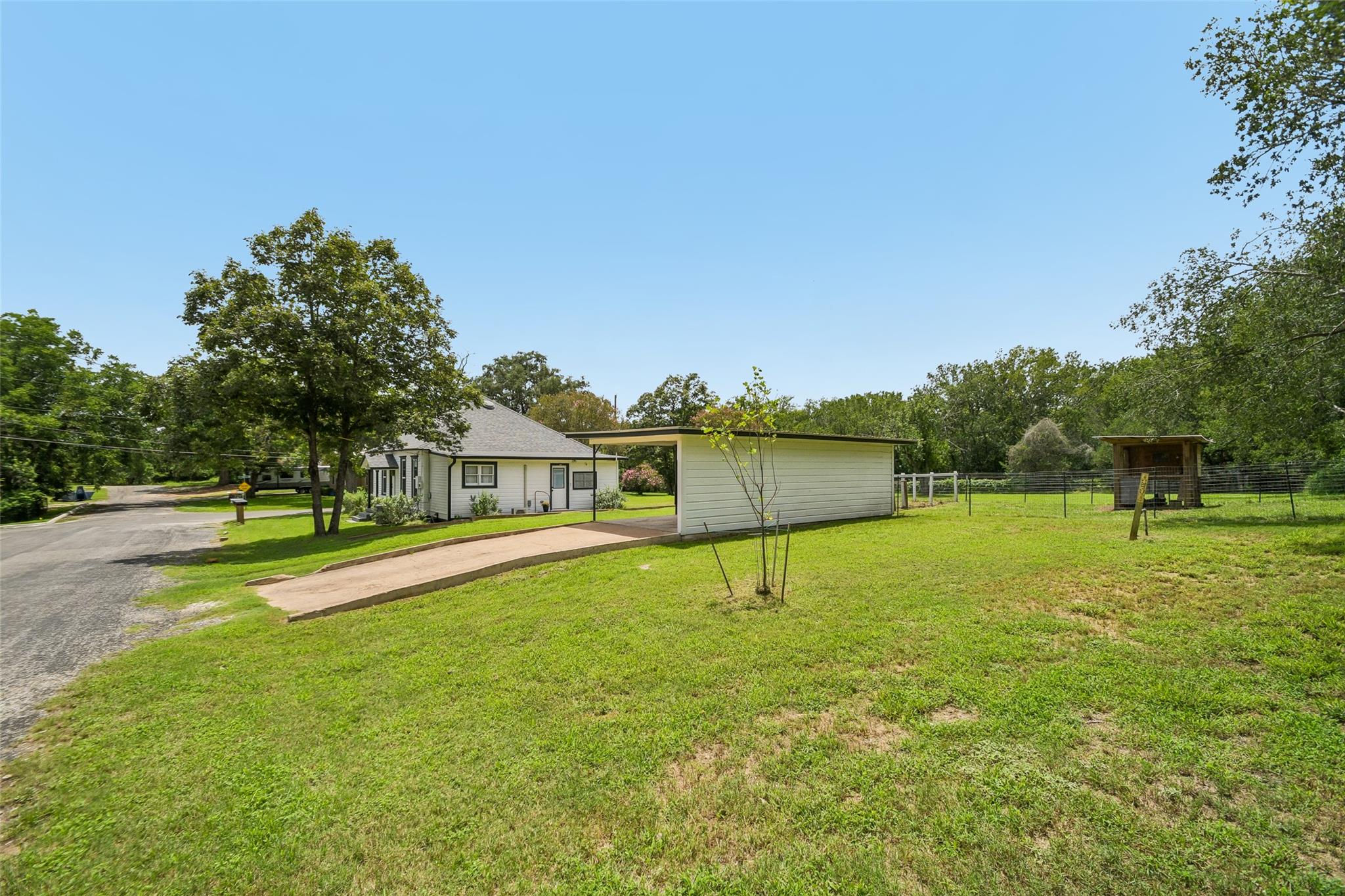 406 Live Oak ST — photo 4