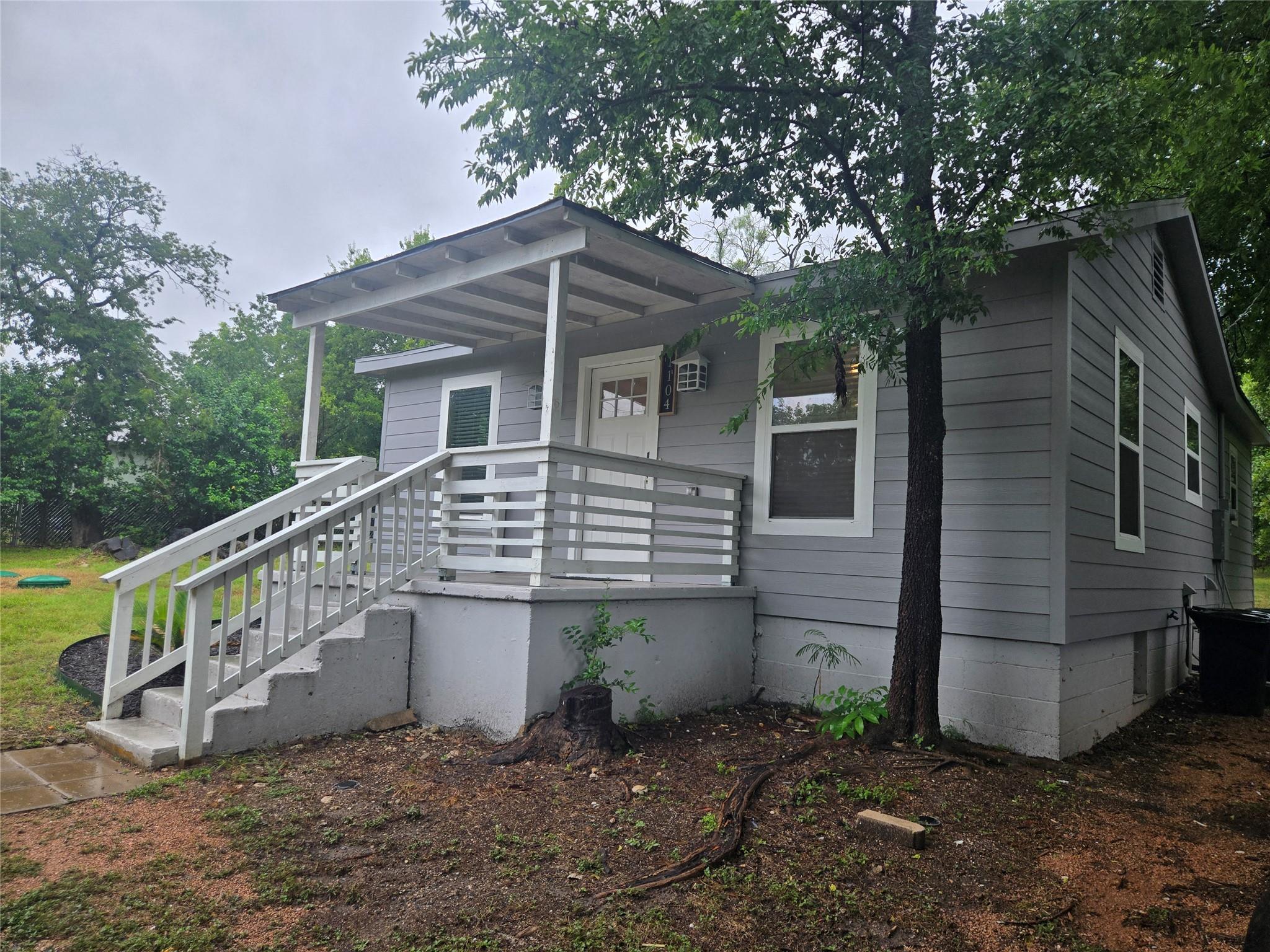 1104 Hackberry ST — photo 3
