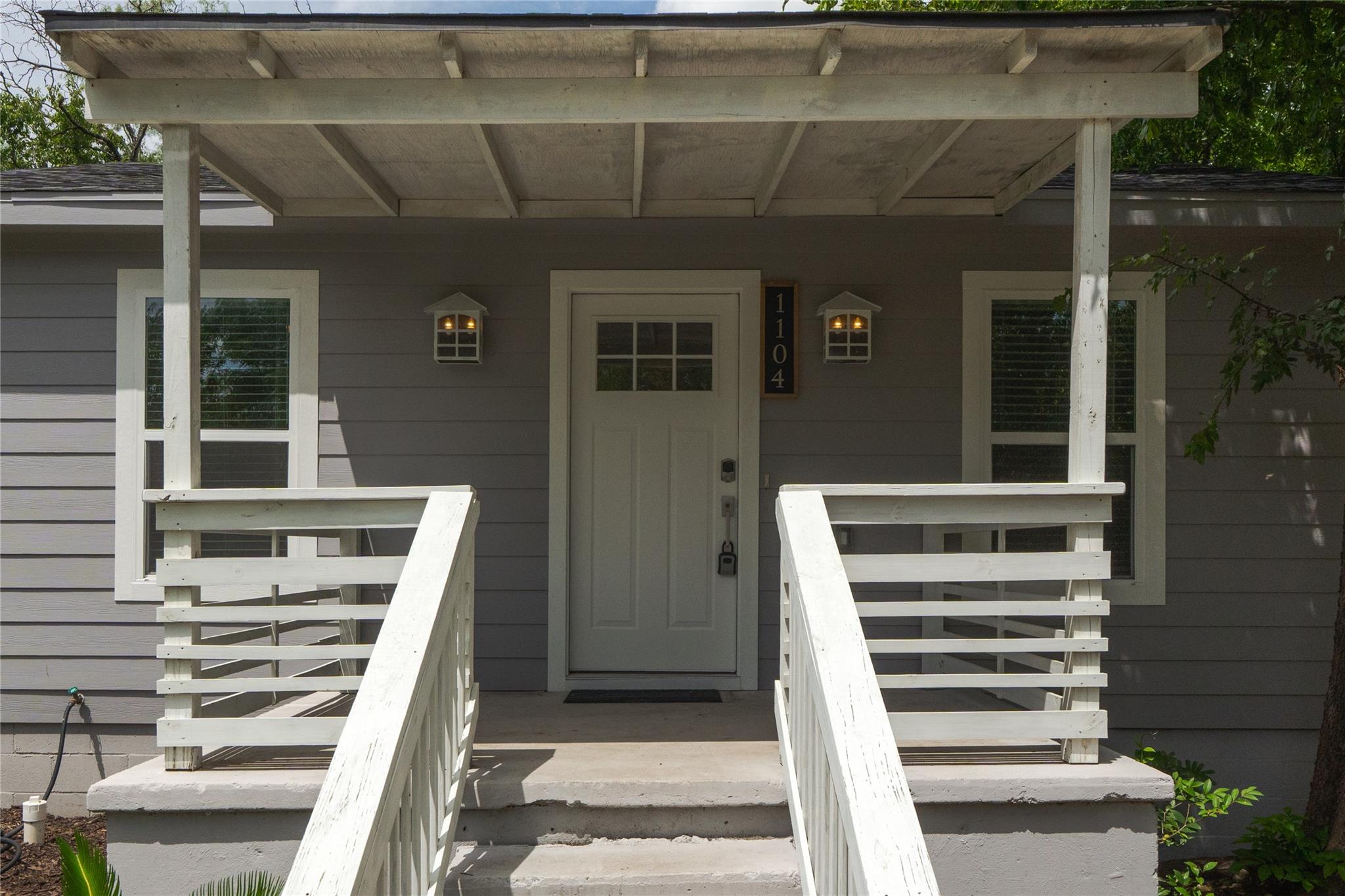 1104 Hackberry ST — photo 4