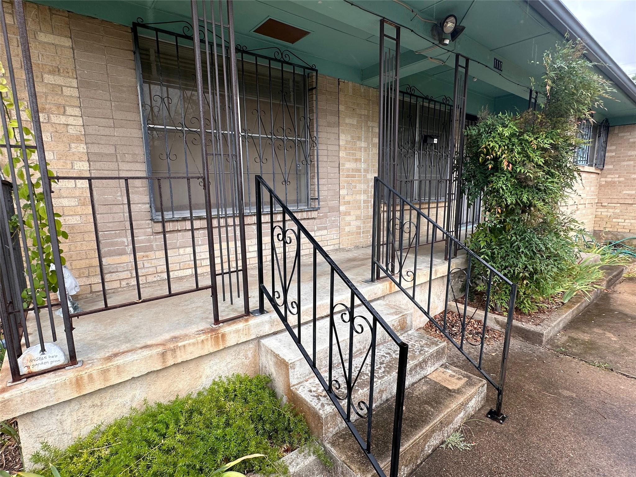 1110 Searcy DR — photo 3