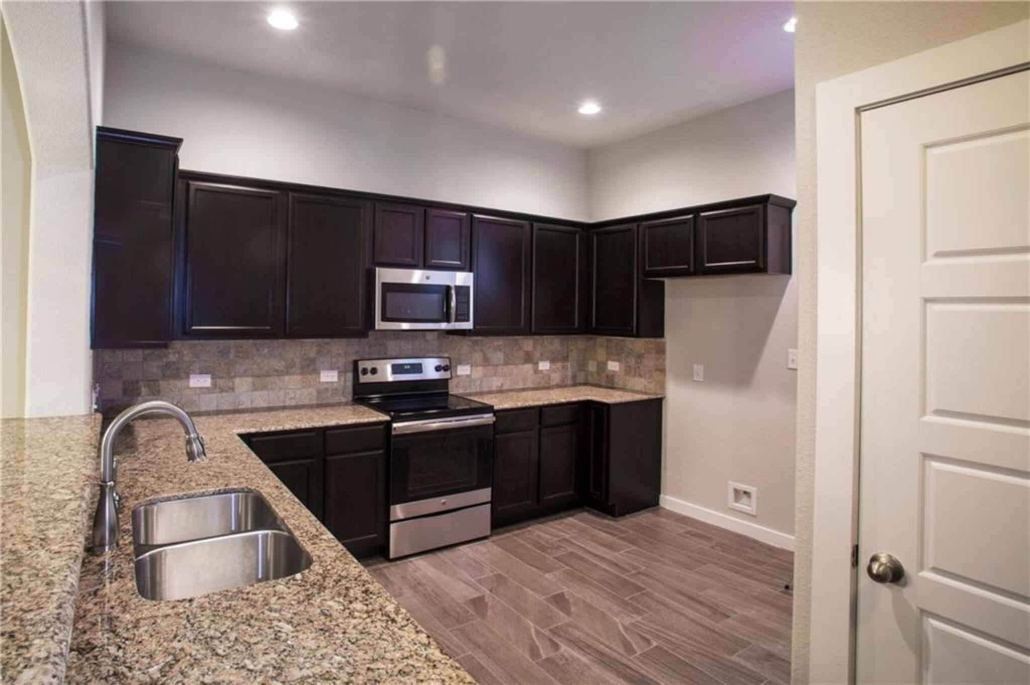 137 Lakeview CT — photo 3
