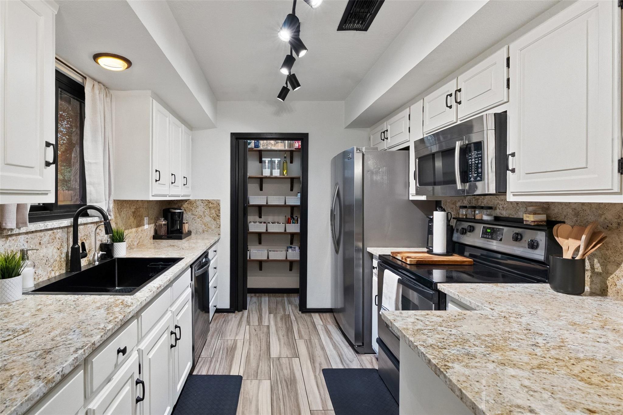 1705 Wild Horse LN — photo 3