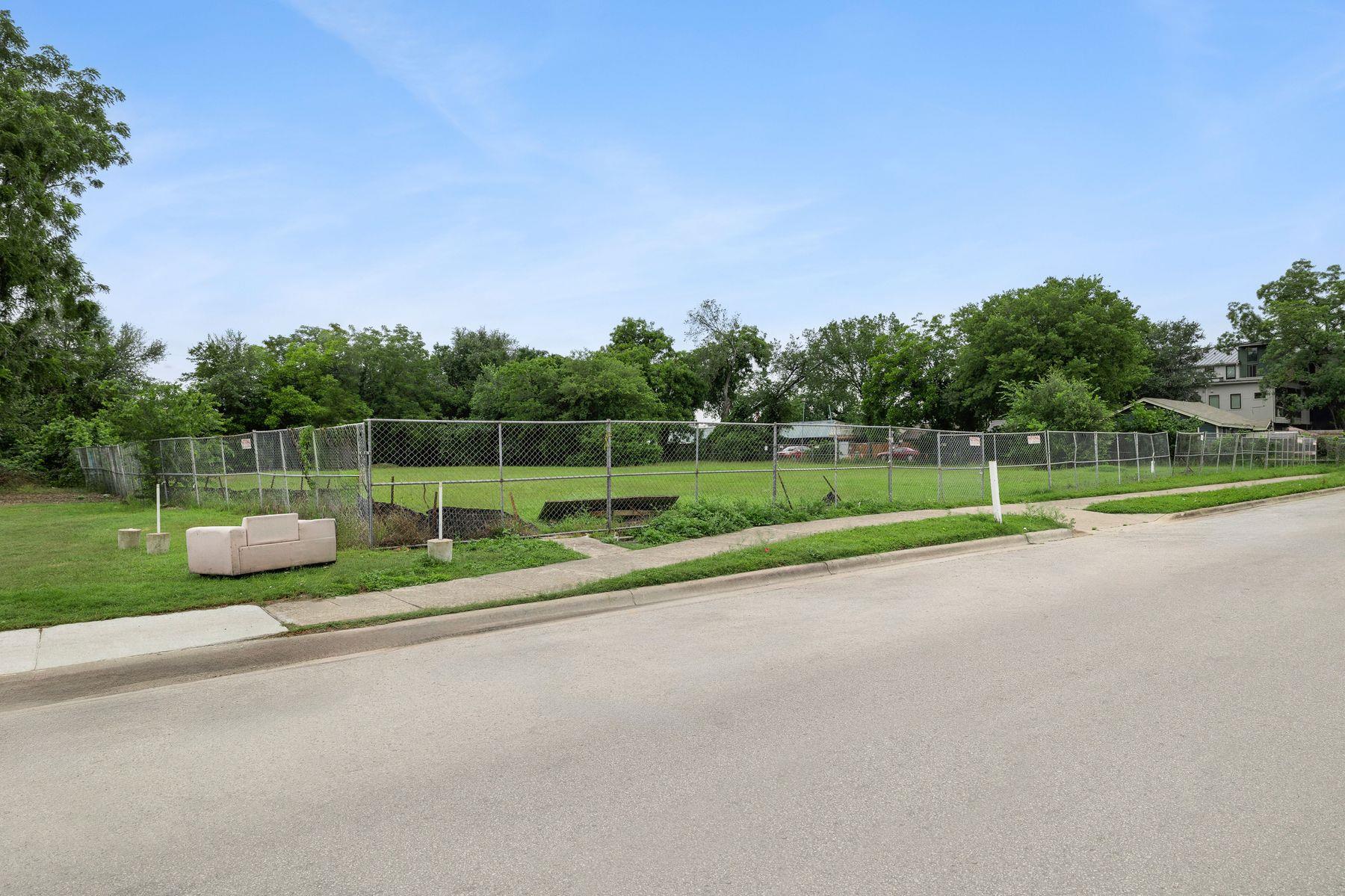 1140 & 1138 1/4 Gunter ST — photo 5