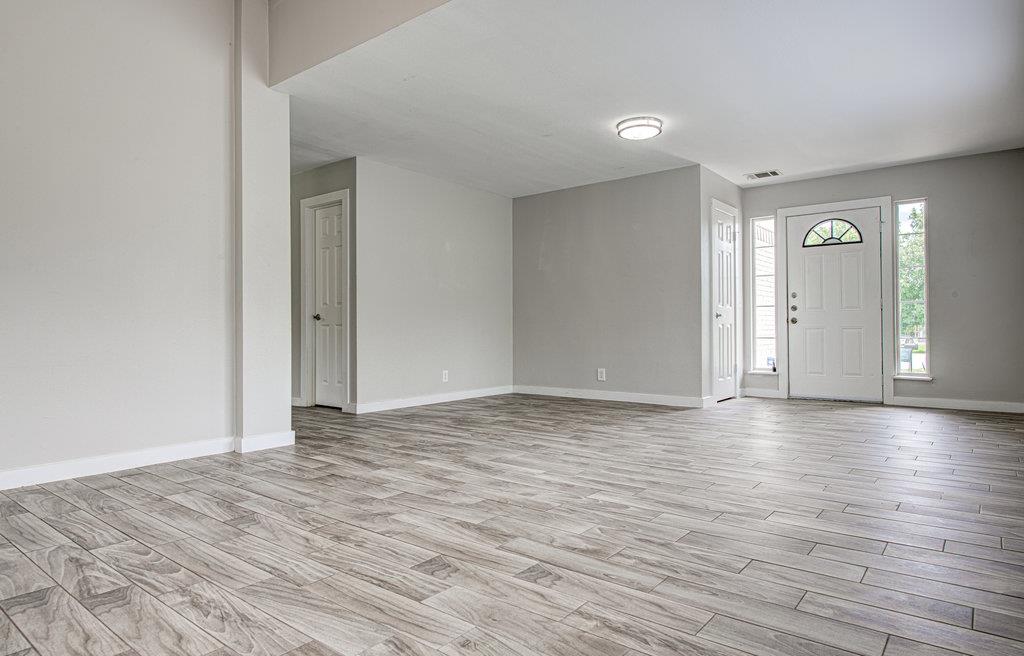 1302 Crete LN — photo 3