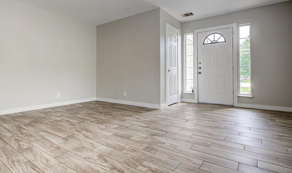 1302 Crete LN — photo 4
