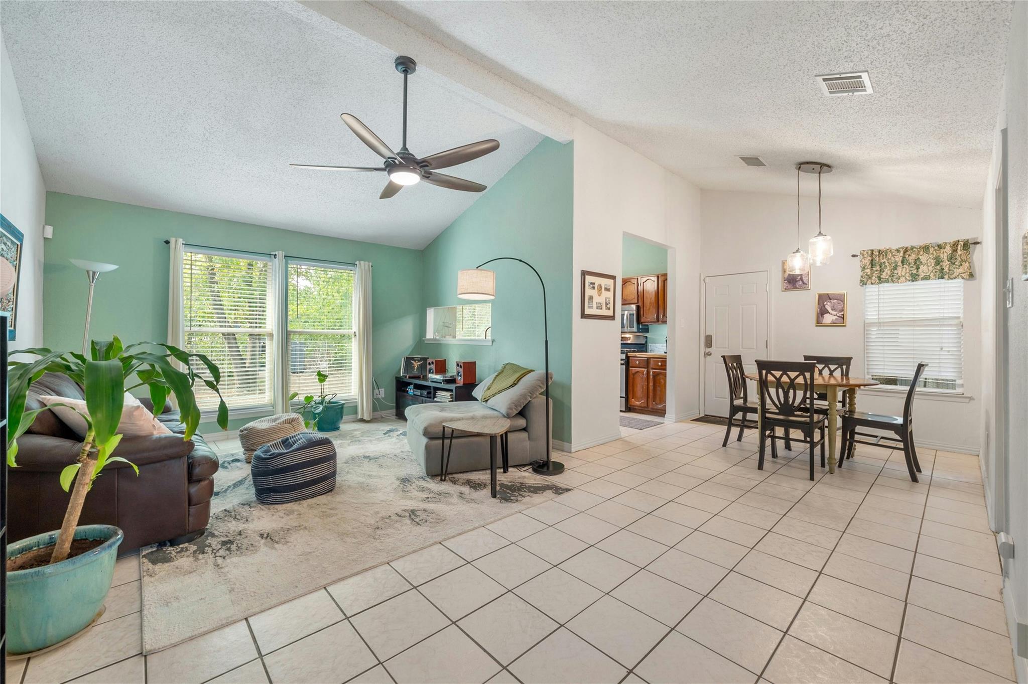 2523 Stassney LN — photo 3