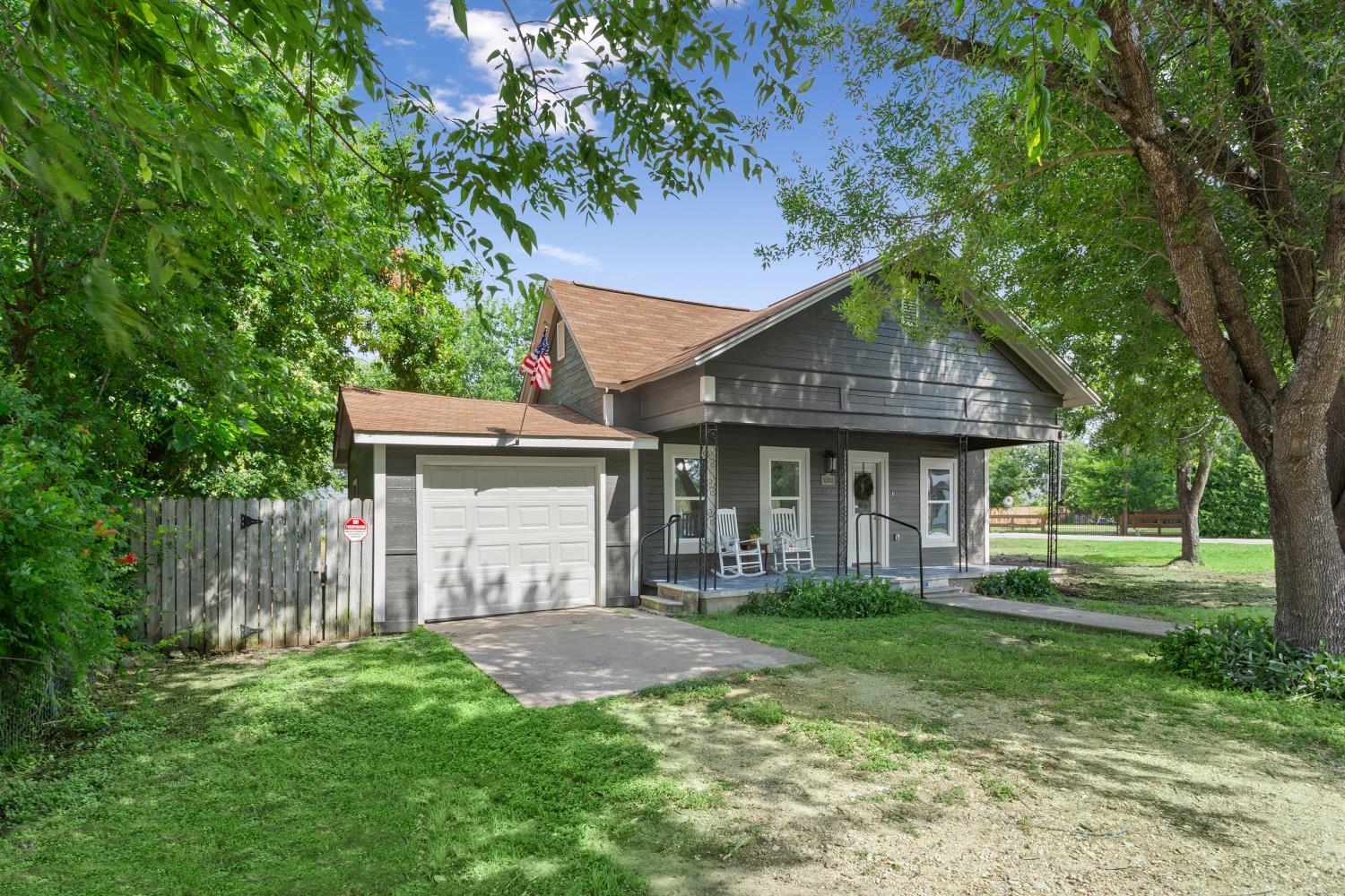 405 Evie ST — photo 4