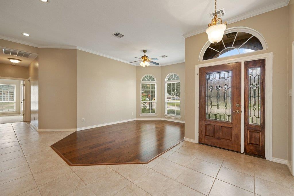 100 Davis CT — photo 3