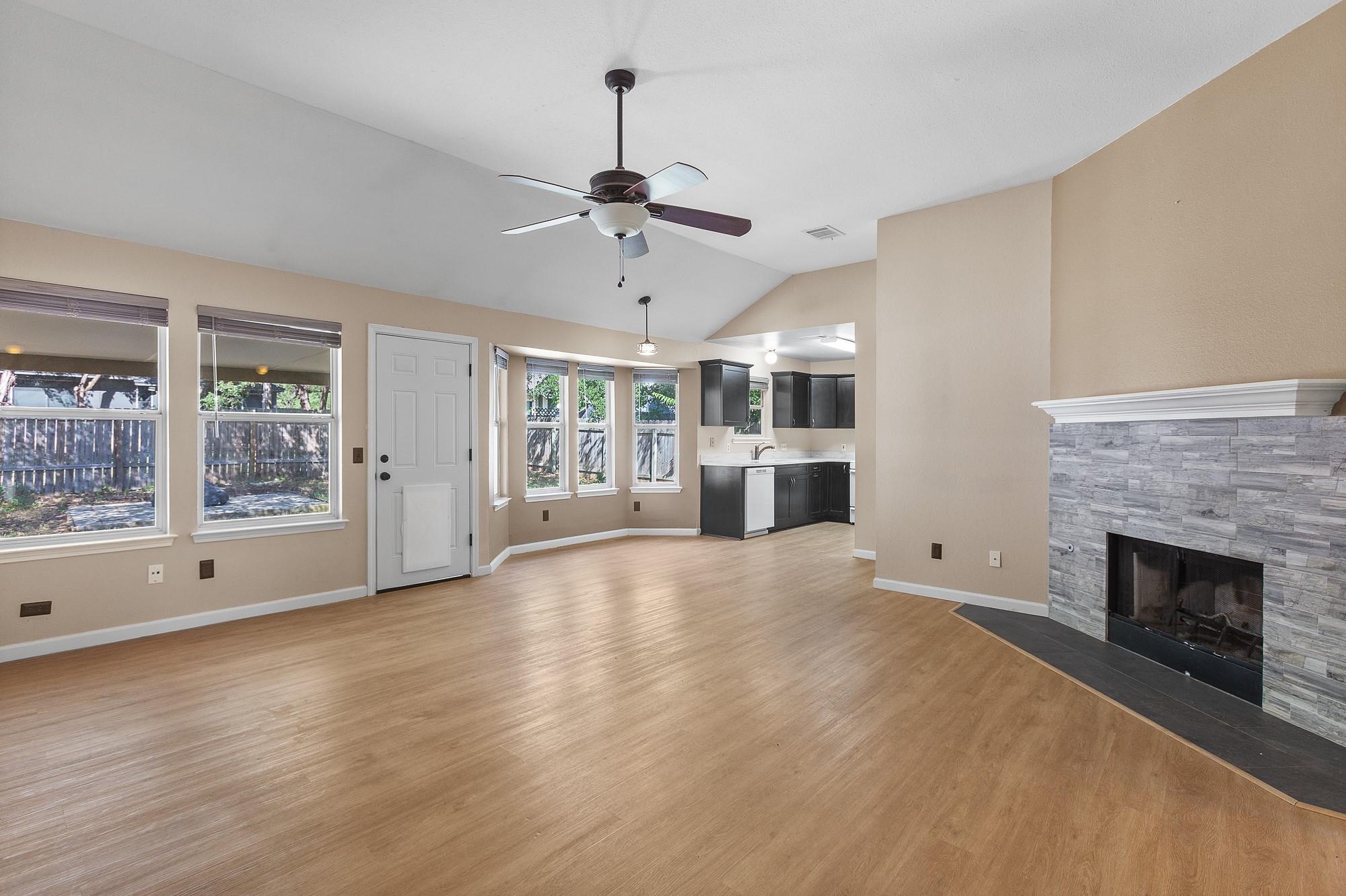 605 Clear Spring LN — photo 3
