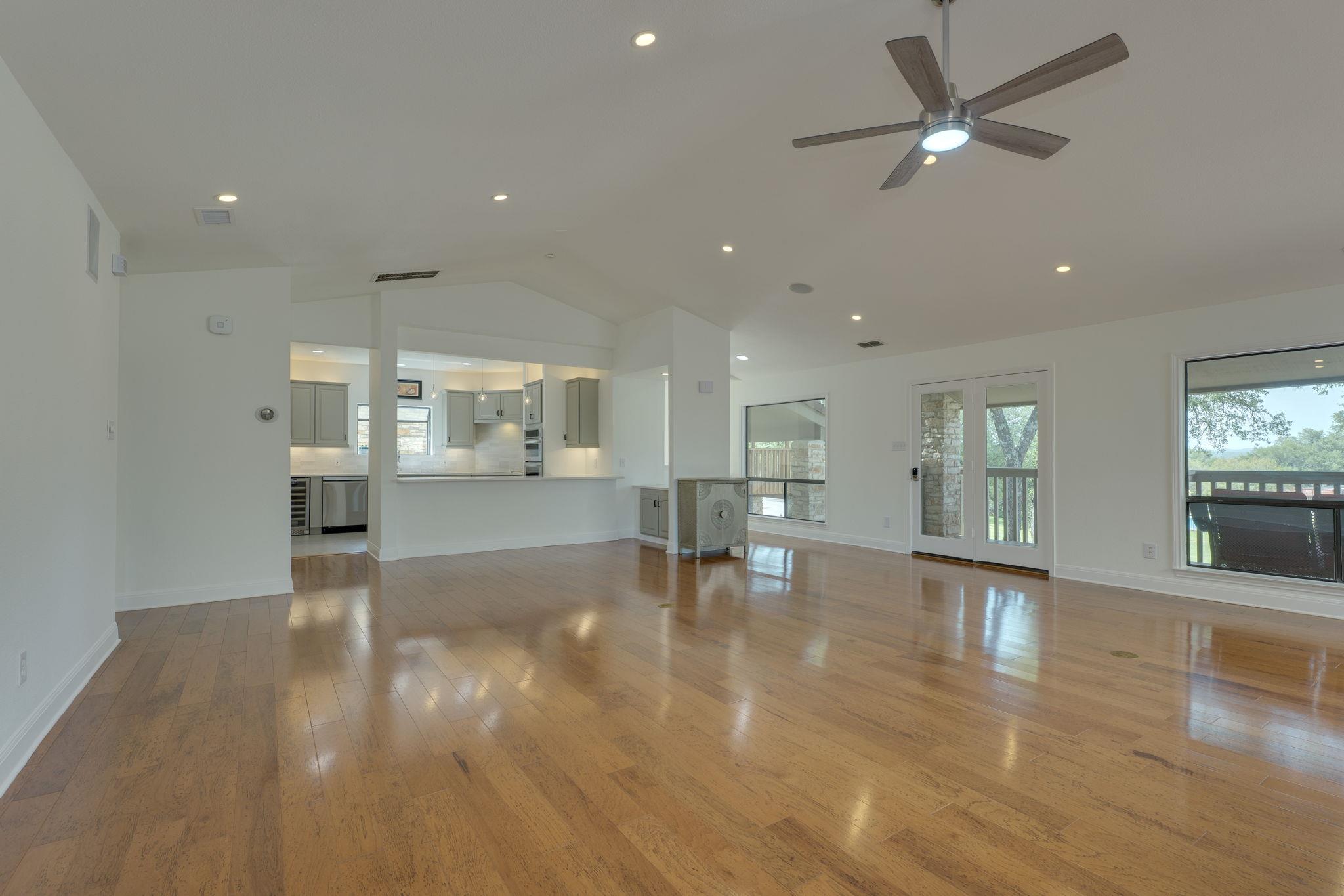 103 Crescent Bluff — photo 3