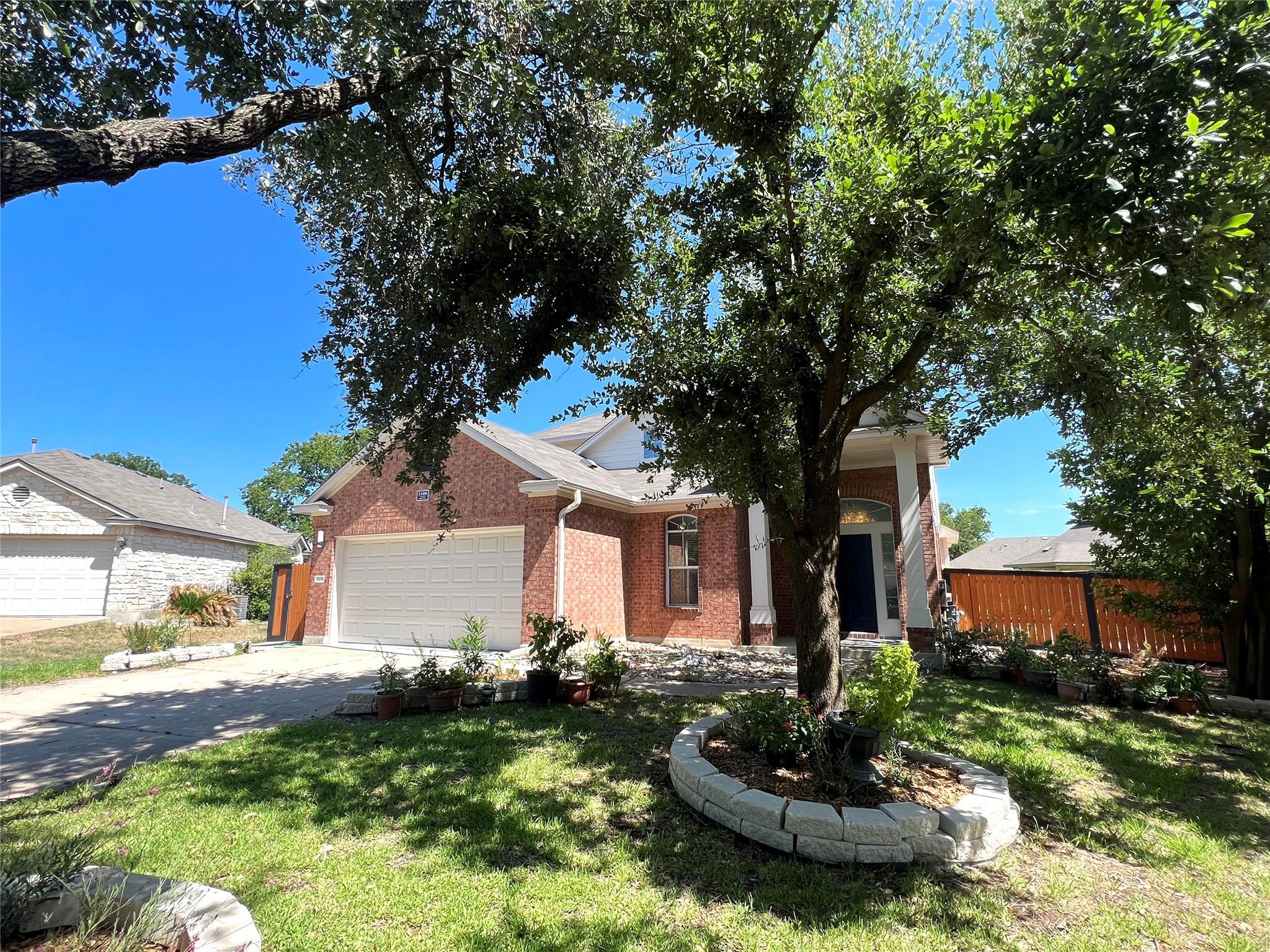 2106 Huxley LN — photo 3