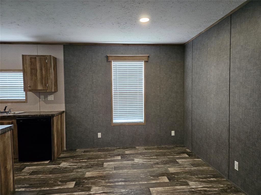 218 Waco ST — photo 4