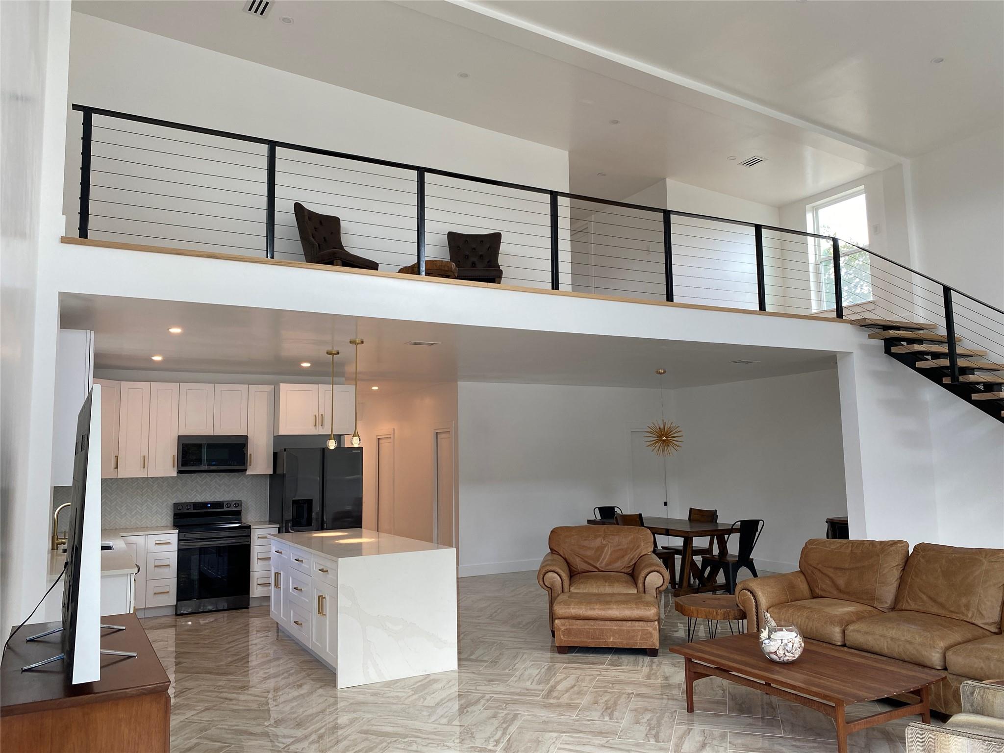 31 HEATHROW LN — photo 3