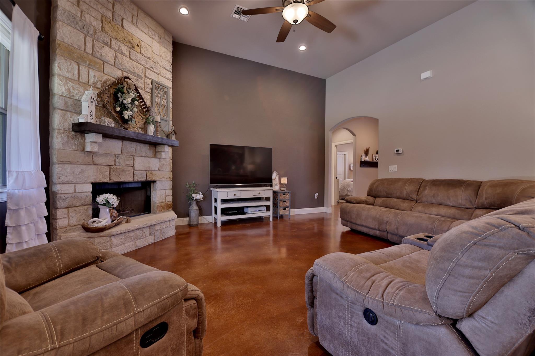 220 Angela DR — photo 4