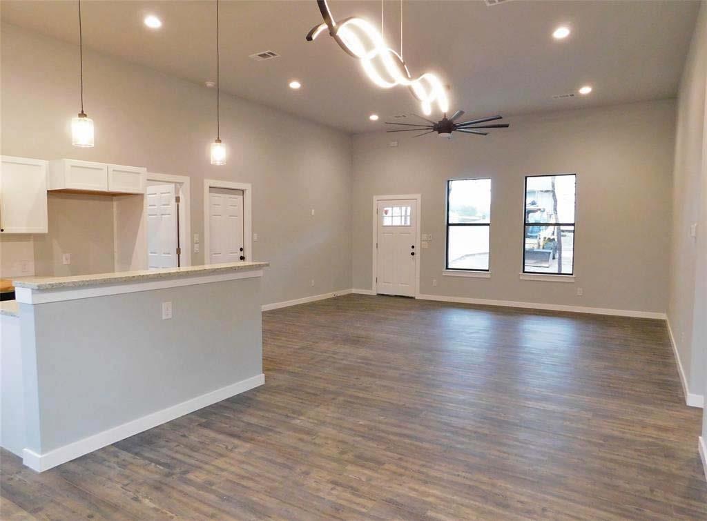 207 Laurel LN — photo 3