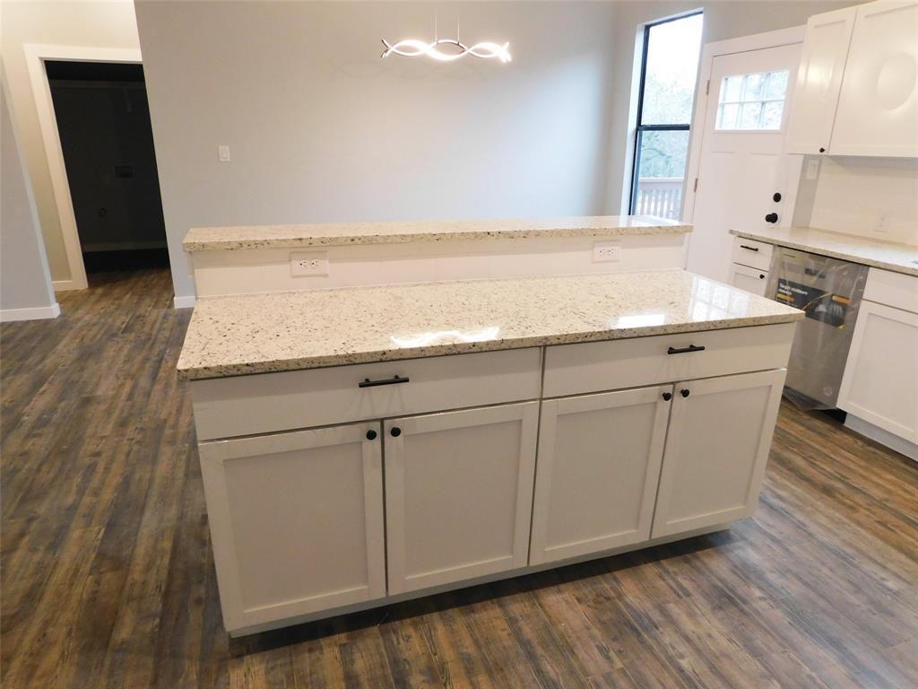 207 Laurel LN — photo 4