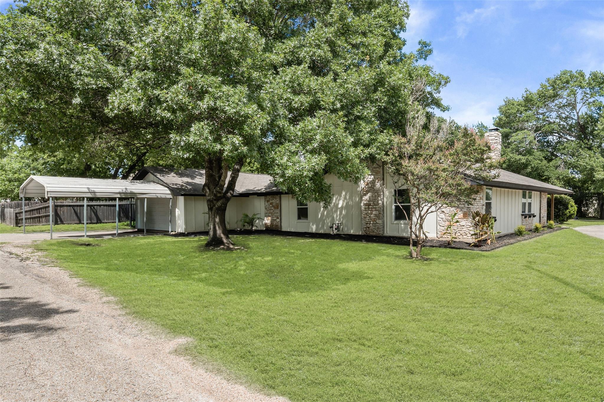 702 Sandy LN — photo 3